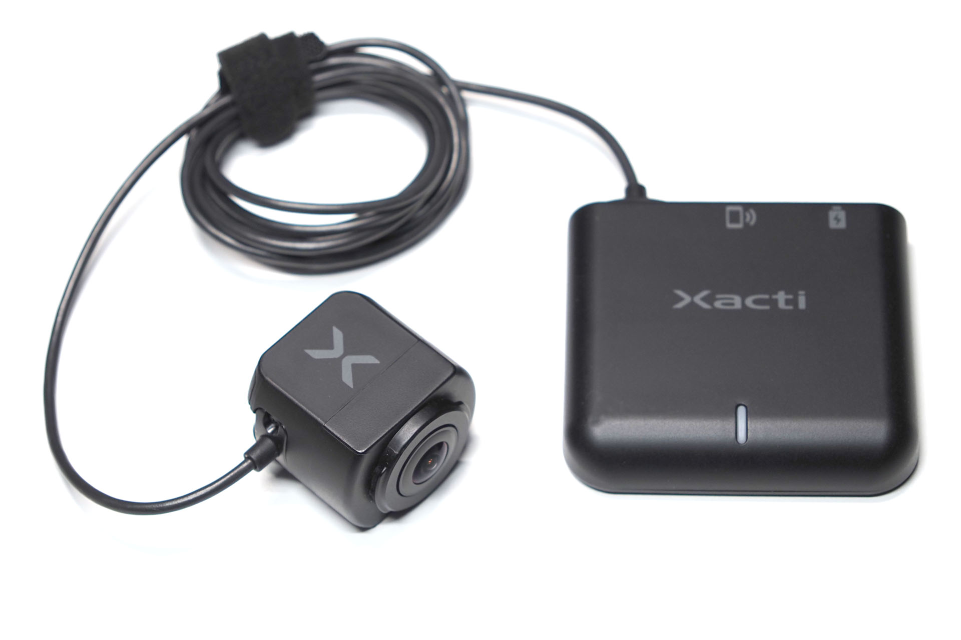 ウェアラブルカメラは<a href="https://xacti-co.biz/shopdetail/000000000031/all_items/page1/order/" class="strong bn" target="_blank">「CX-WL100」</a>と呼ばれる製品で、キューブ状のものがカメラヘッド、黒い板状のものが本体ユニットだ。本体ユニットとスマートフォンをUSB接続して専用アプリを起動すれば、同社のクラウドサービスに接続されて利用できる。カメラヘッドは眼鏡のフレームに装着するなどして使う。