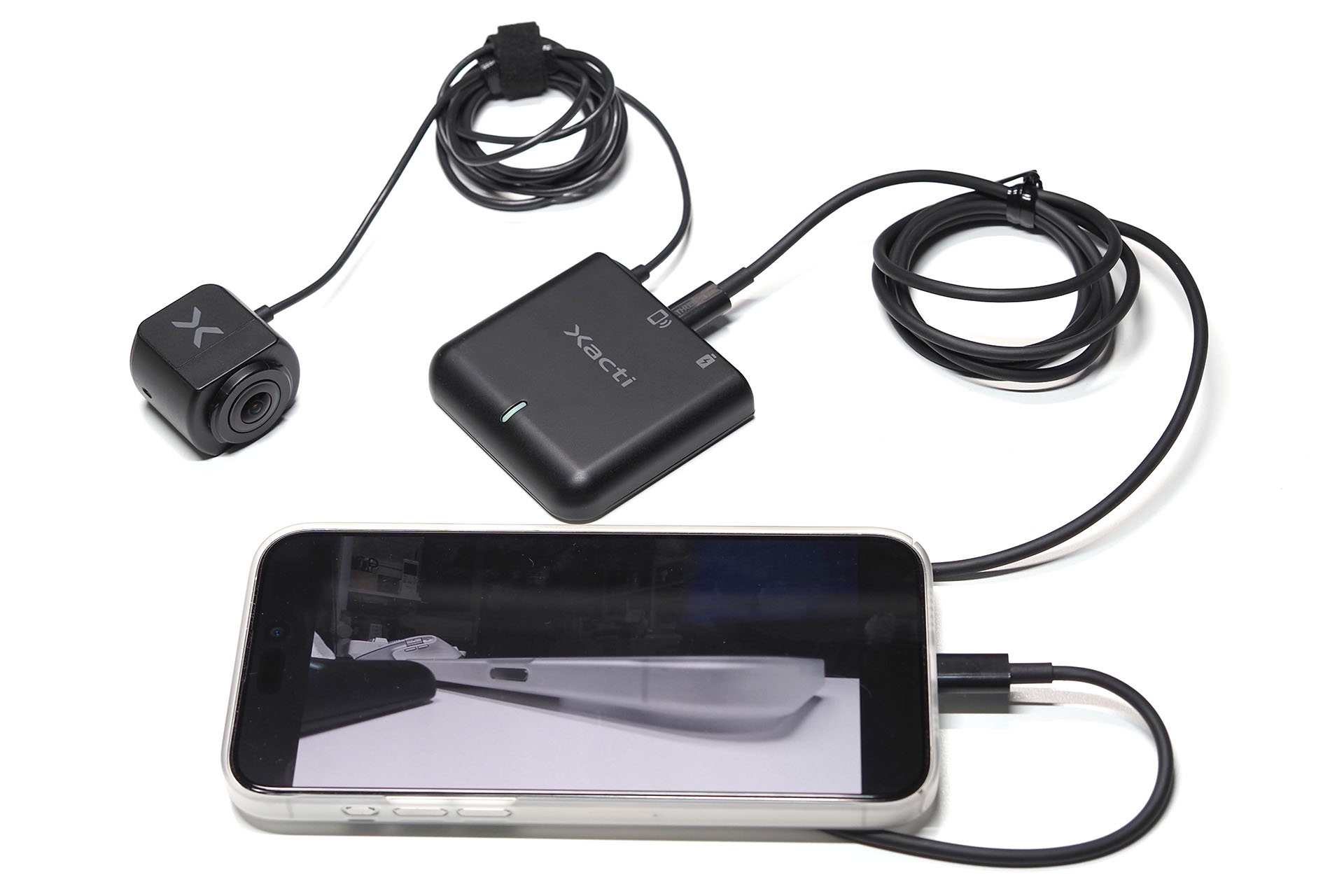本体ユニットをiPhoneとUSB-C接続すればハードウェア側の準備は完了。本体ユニットの電源はiPhoneからのUSB給電。