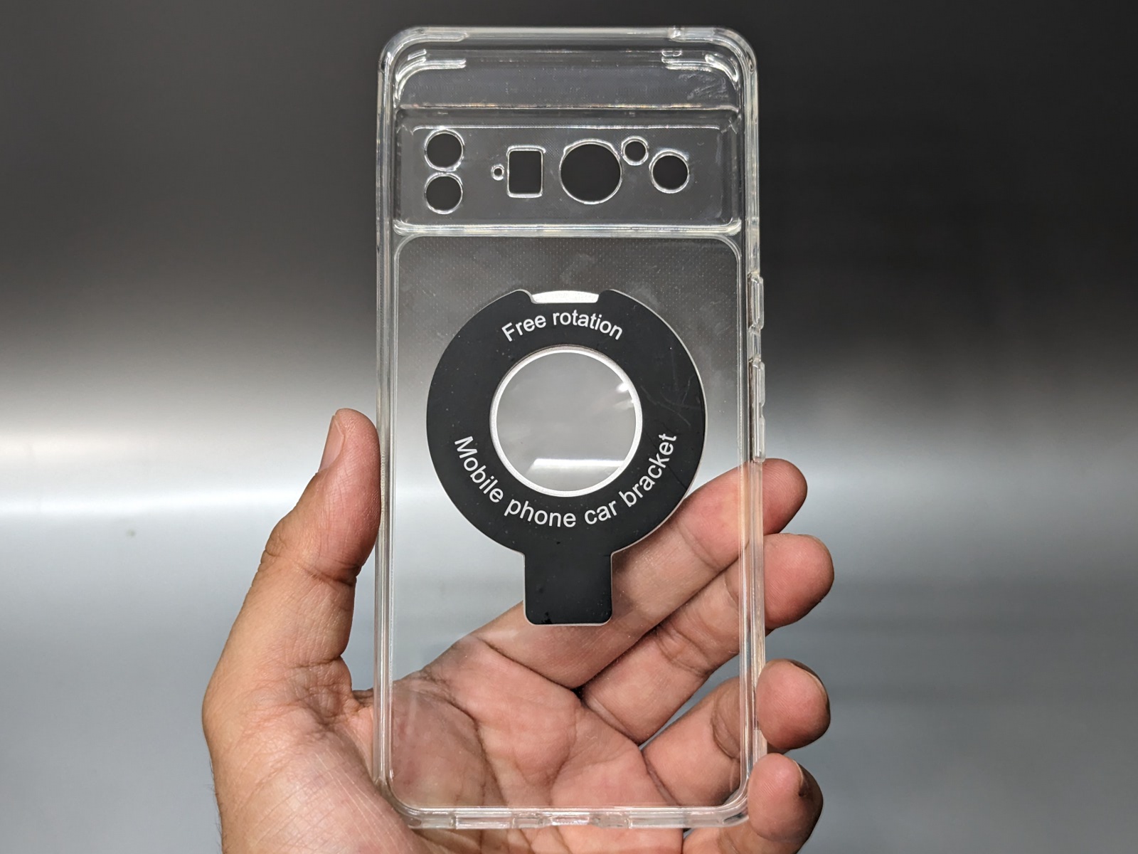 TPU製のクリアケースに、MagSafe準拠のマグネットプレートが取り付けられている