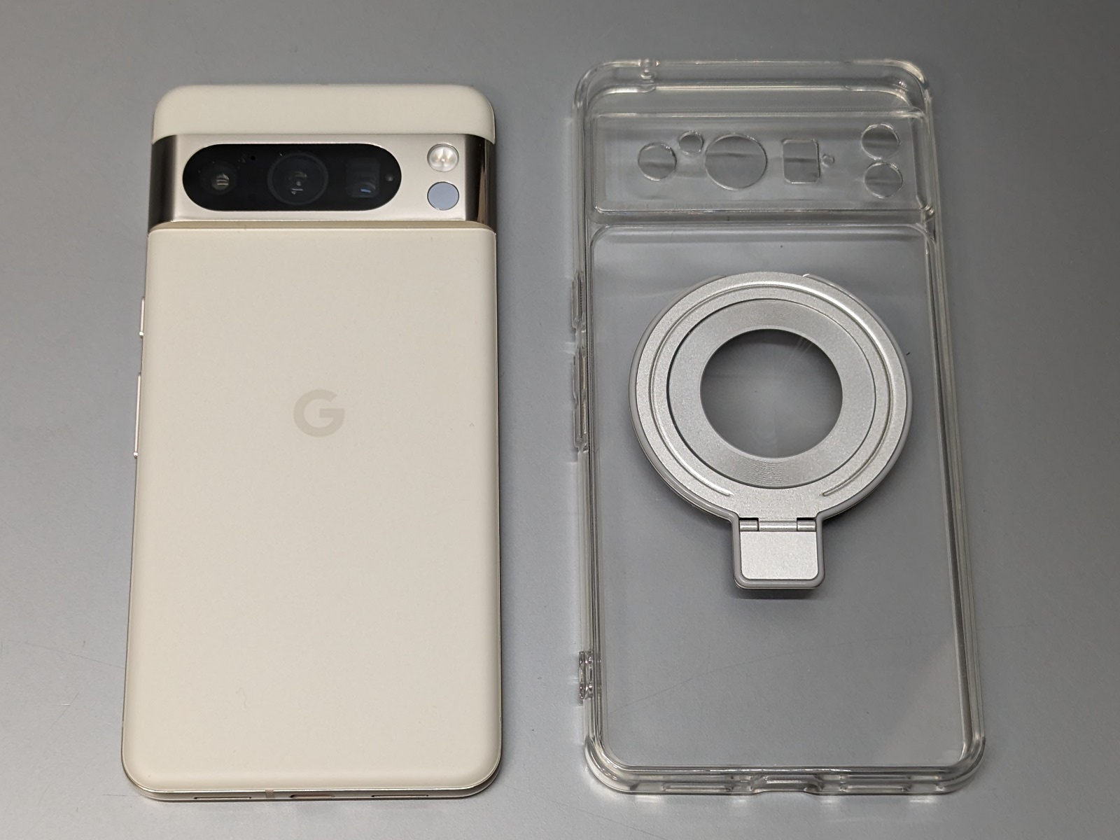 Pixel 8 Proとの比較。背面のワイヤレス充電の位置に合う設計になっている