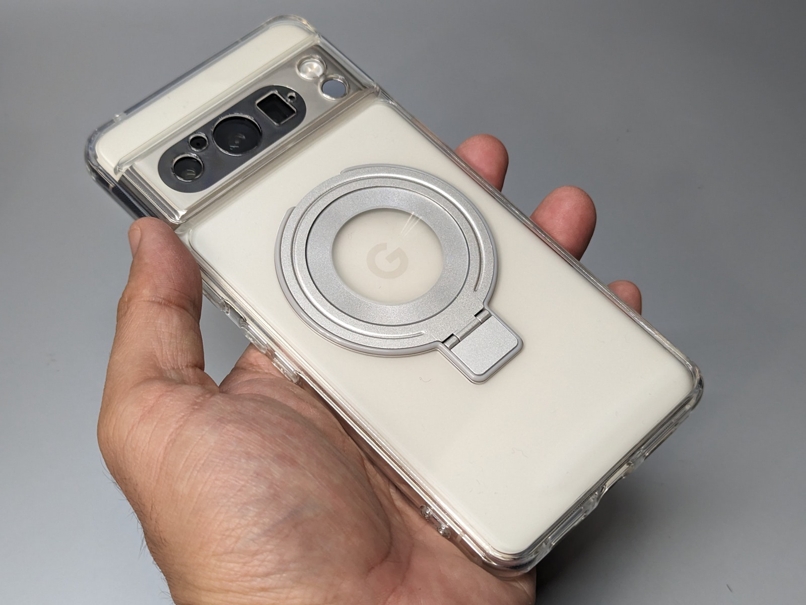 ケースを装着した状態。ちょうど「G」のロゴが中央に来る配置になる