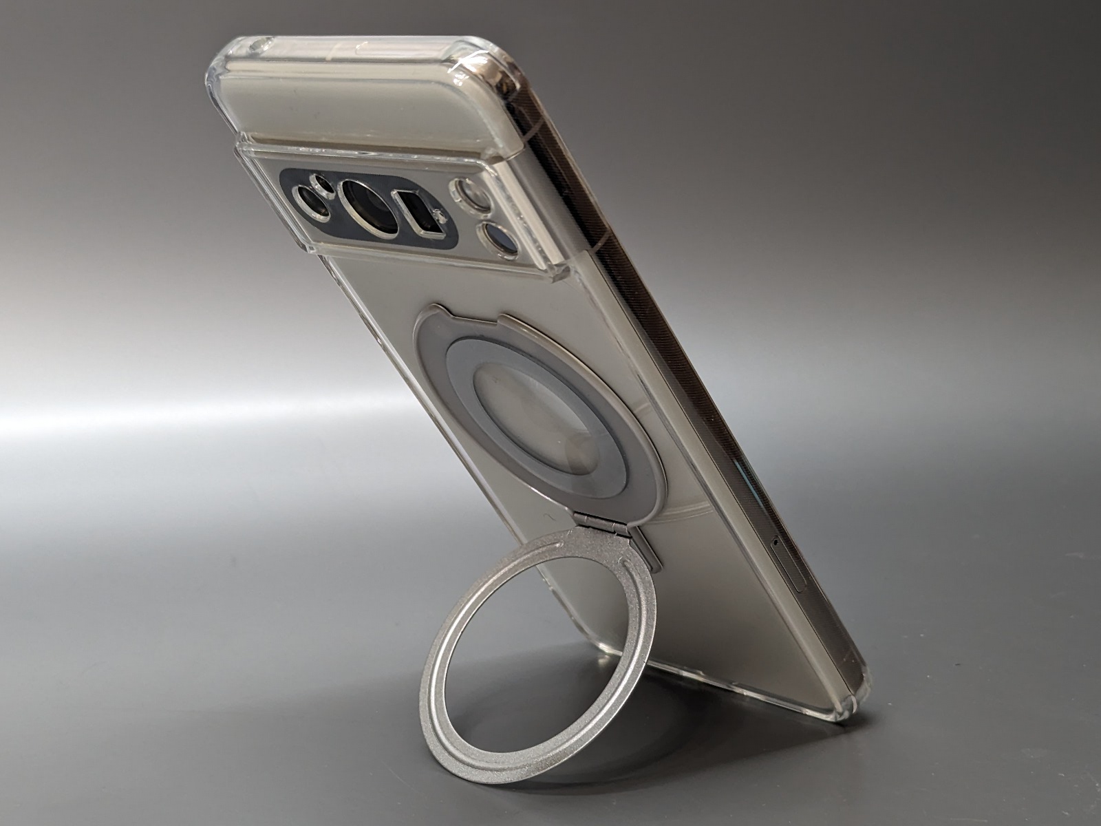 プレートを開くとスタンドとしても使える。縦向きはやや傾きが大きい