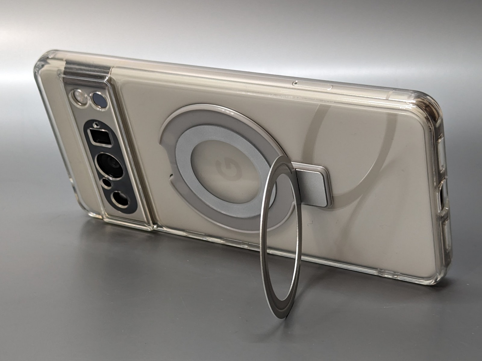 横置きにも対応する。動画鑑賞などはこちらのスタイルで行うことになるだろう