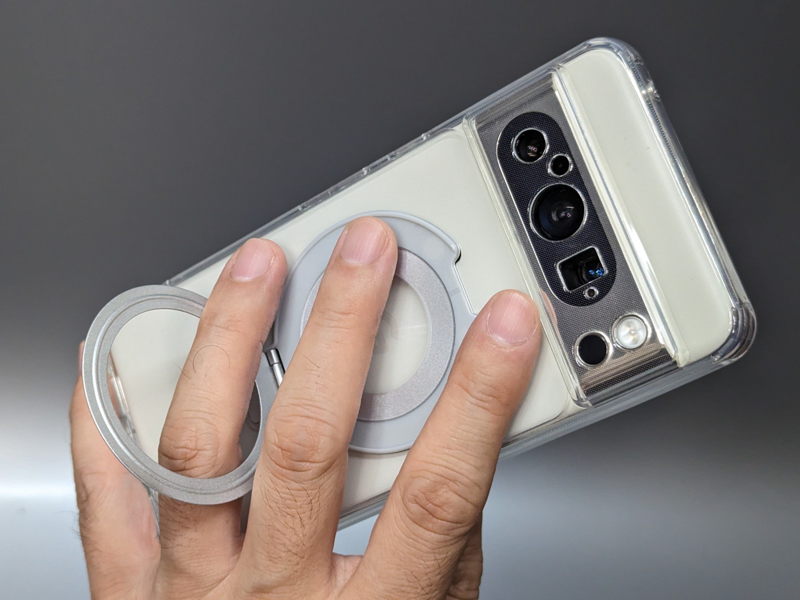 スマホリングとして使うのはやや無理があるので、その場合はMagSafe準拠のリングやベルトを使ったほうがよい