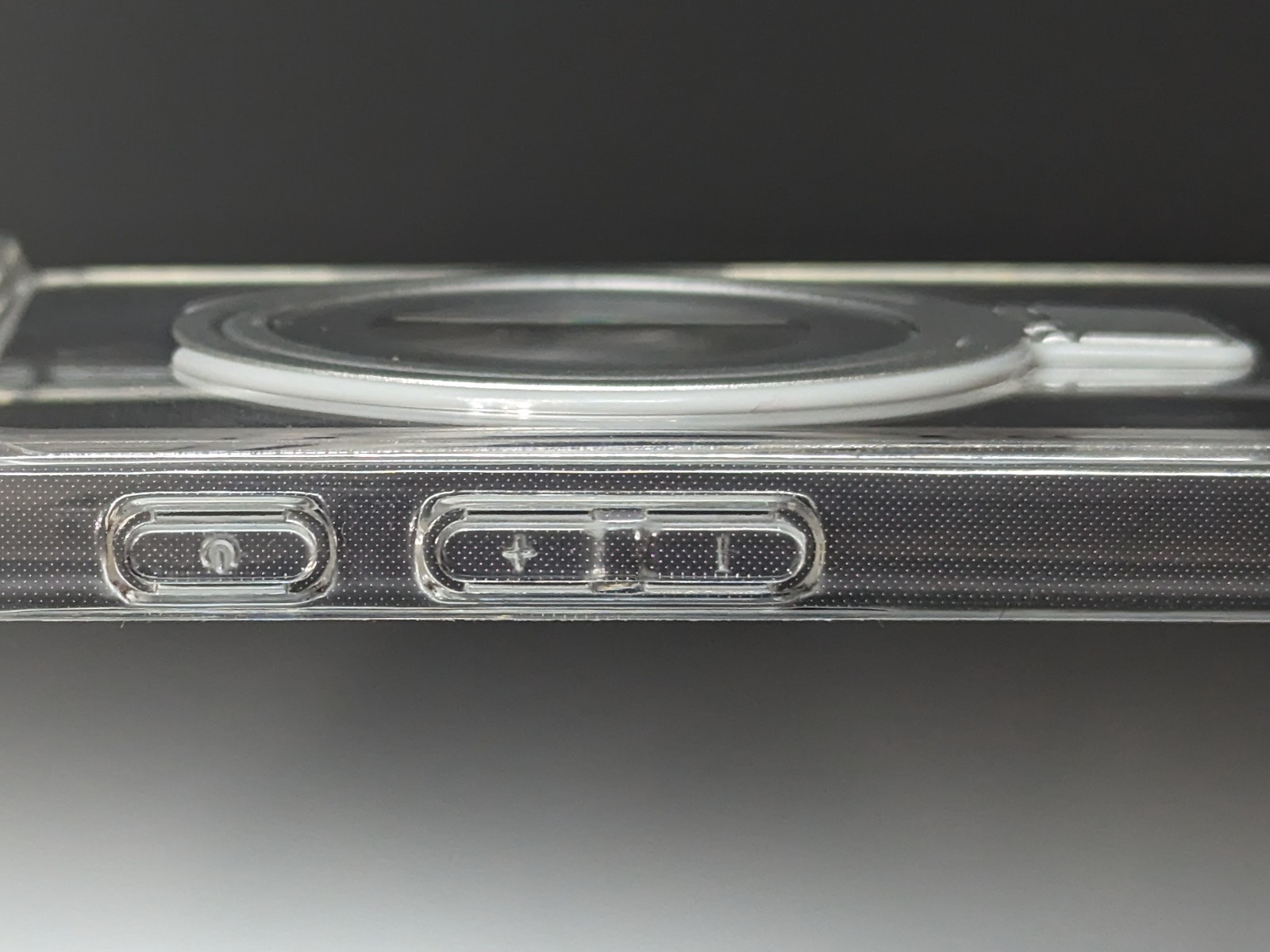 ケース側面。ボタン類も保護する設計で、そのぶんややゴツい