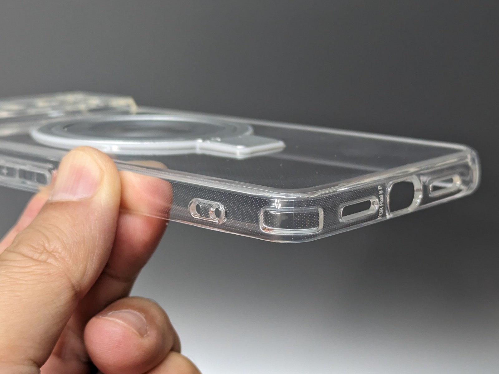 四隅にはエアークッションを装備。さらにストラップホールも搭載する