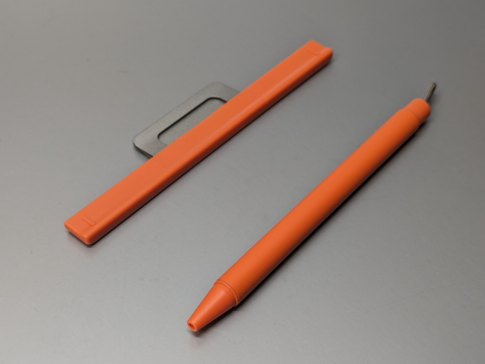 マグネットを内蔵したプレートと、ペンがセットになっている