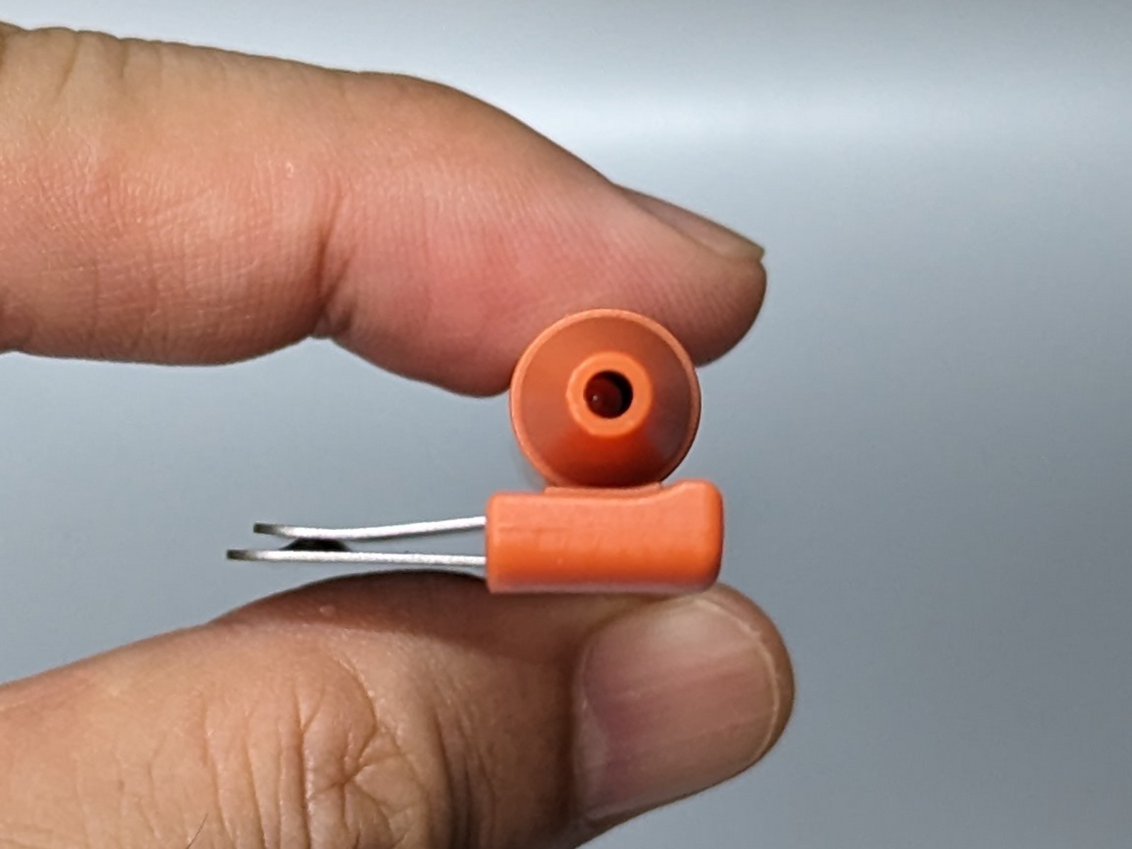 正面から見たところ。プレートの上面にペンを吸着させる形になる