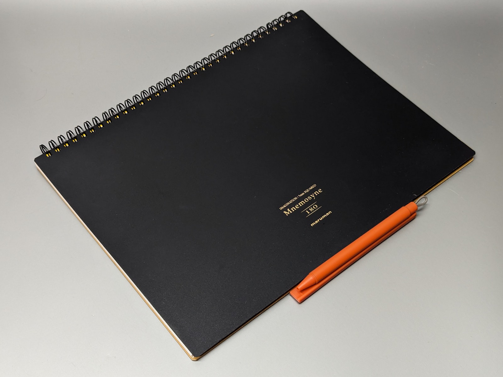 ノートに取り付けたところ。対応ノートはメーカーサイトに一覧がある