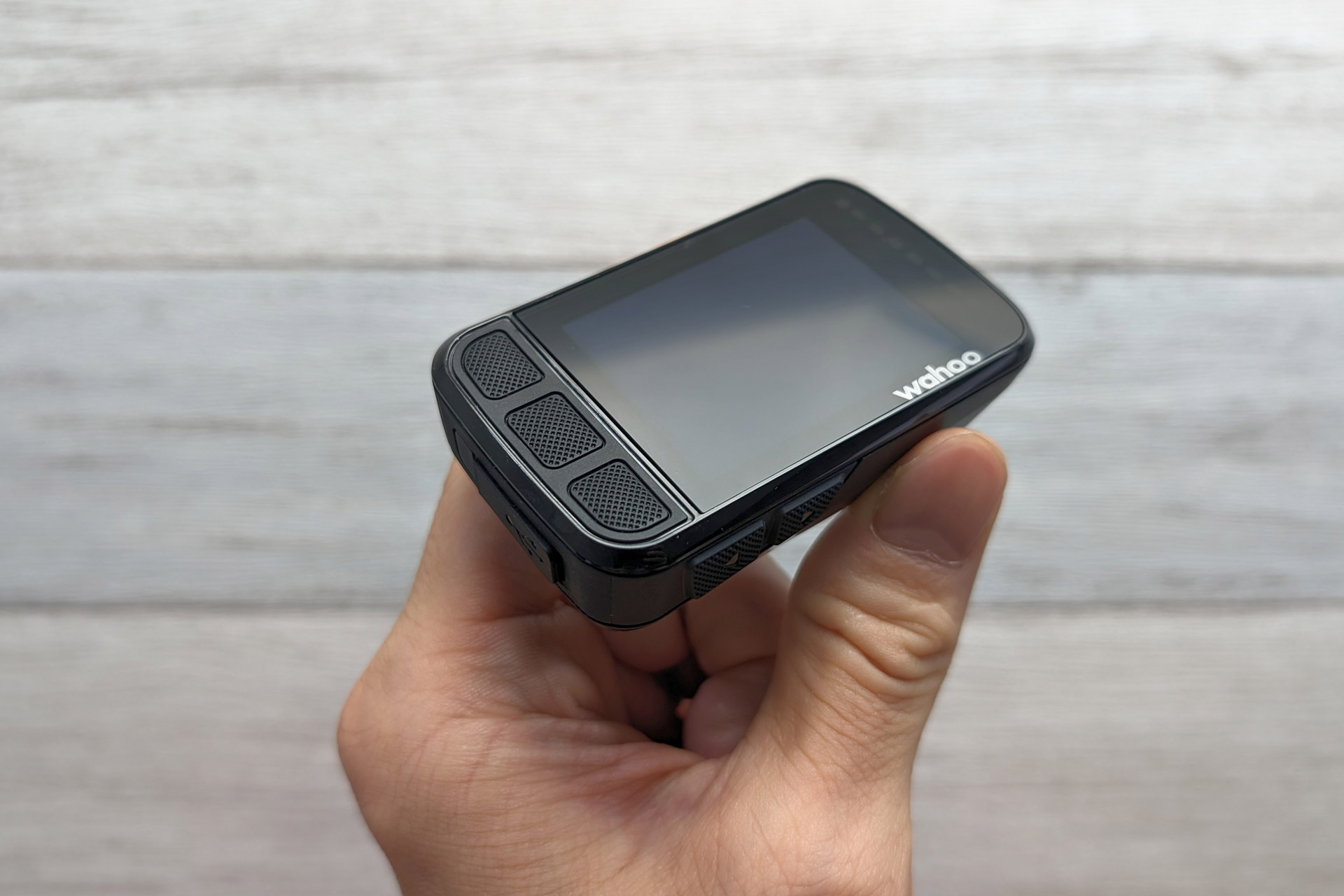 前面と両側面にある計6個のボタンで操作する