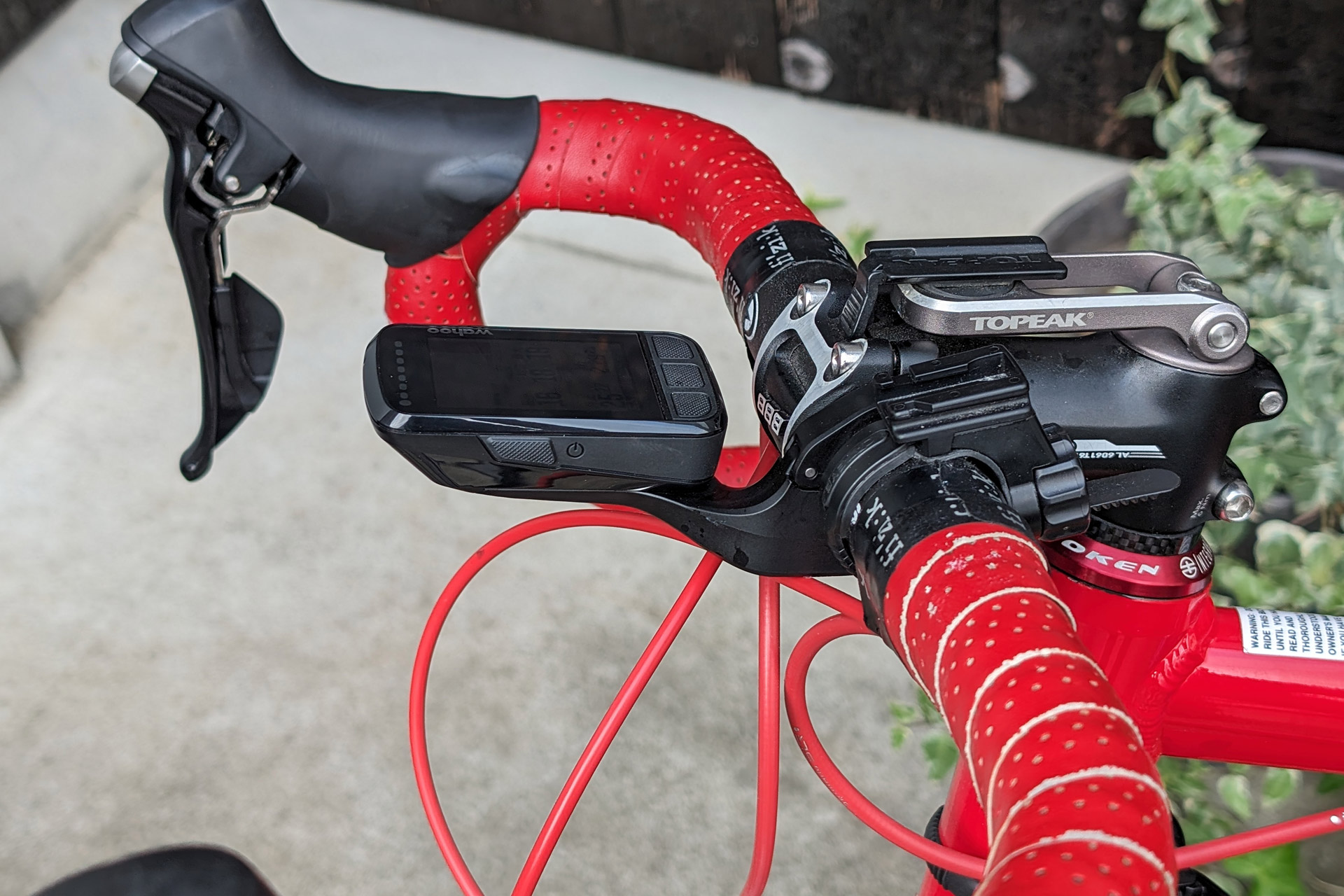 小型・軽量な本体を専用マウントでガッチリ固定してくれる