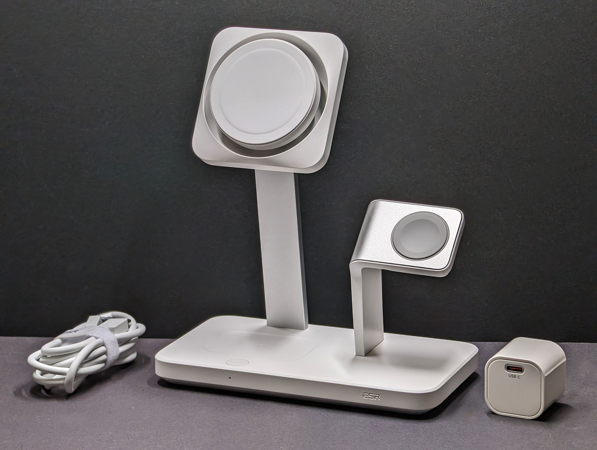 「ESR 25W 3-IN-1 CHARGER WITH MagSafe + CryoBoost」はMagSafe充電器、Apple Watch充電器、AirPods充電器の機能を併せ持つマルチ充電器。