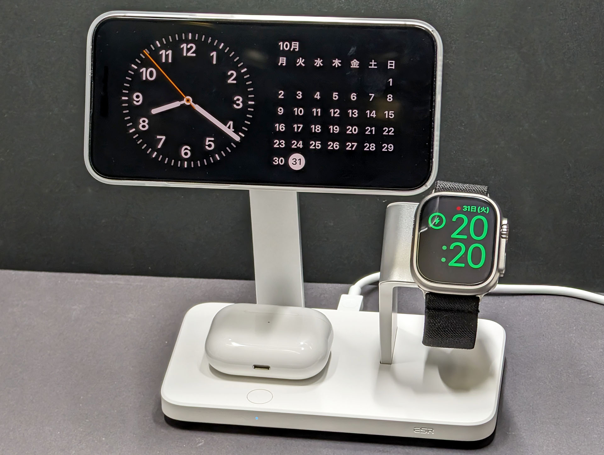 もちろんiPhoneのスタンバイ機能も使える。