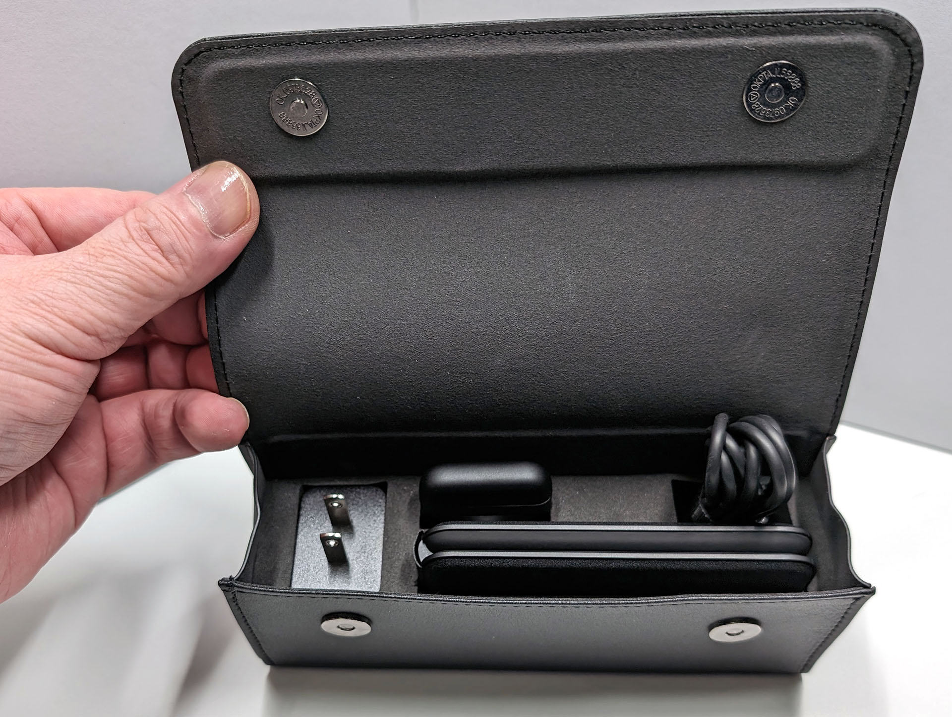 ケース内に必要品がスマートに収まっている。