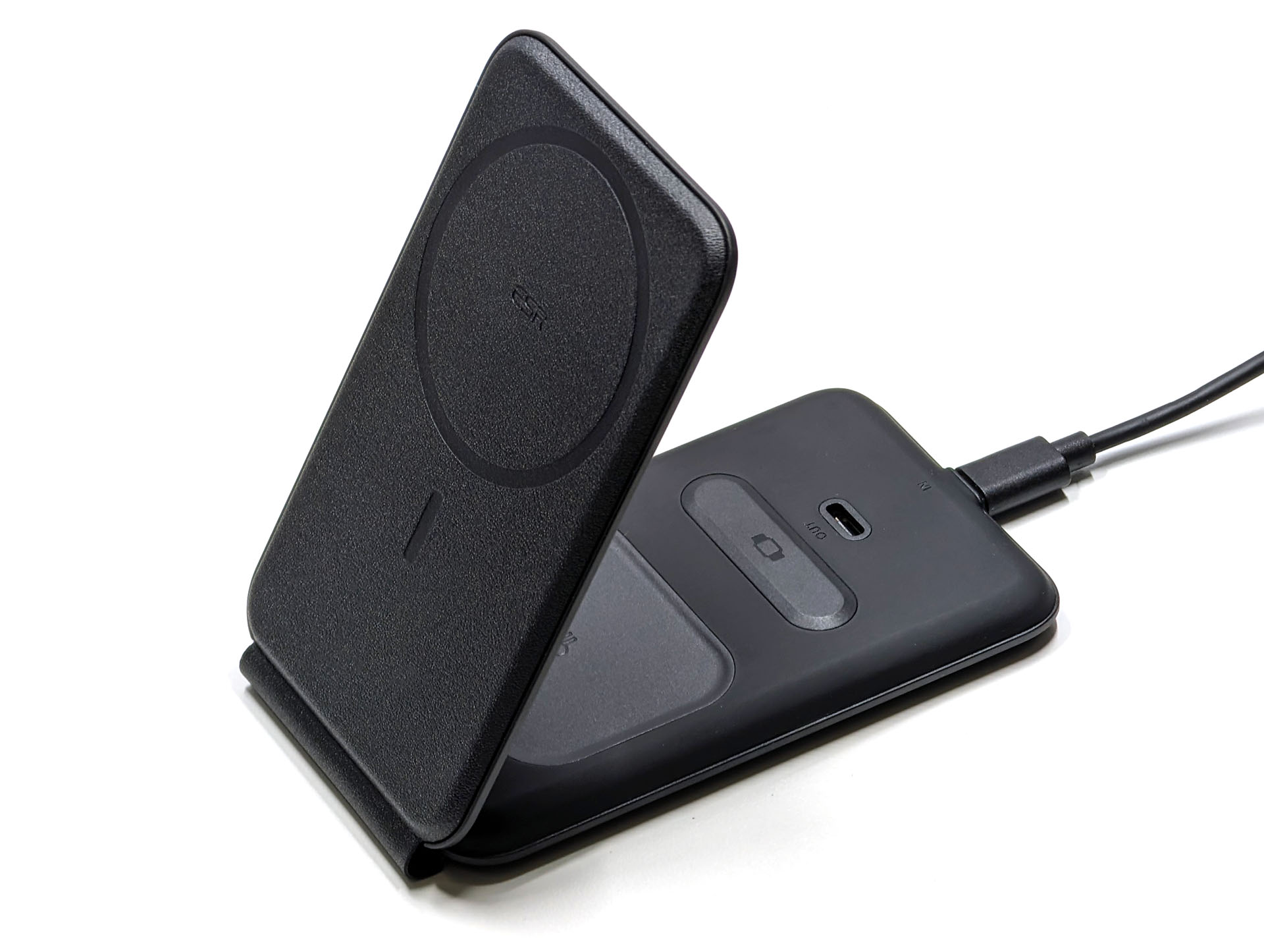 こんなふうに展開してスタンド状態で使える。開く角度は78度まで。