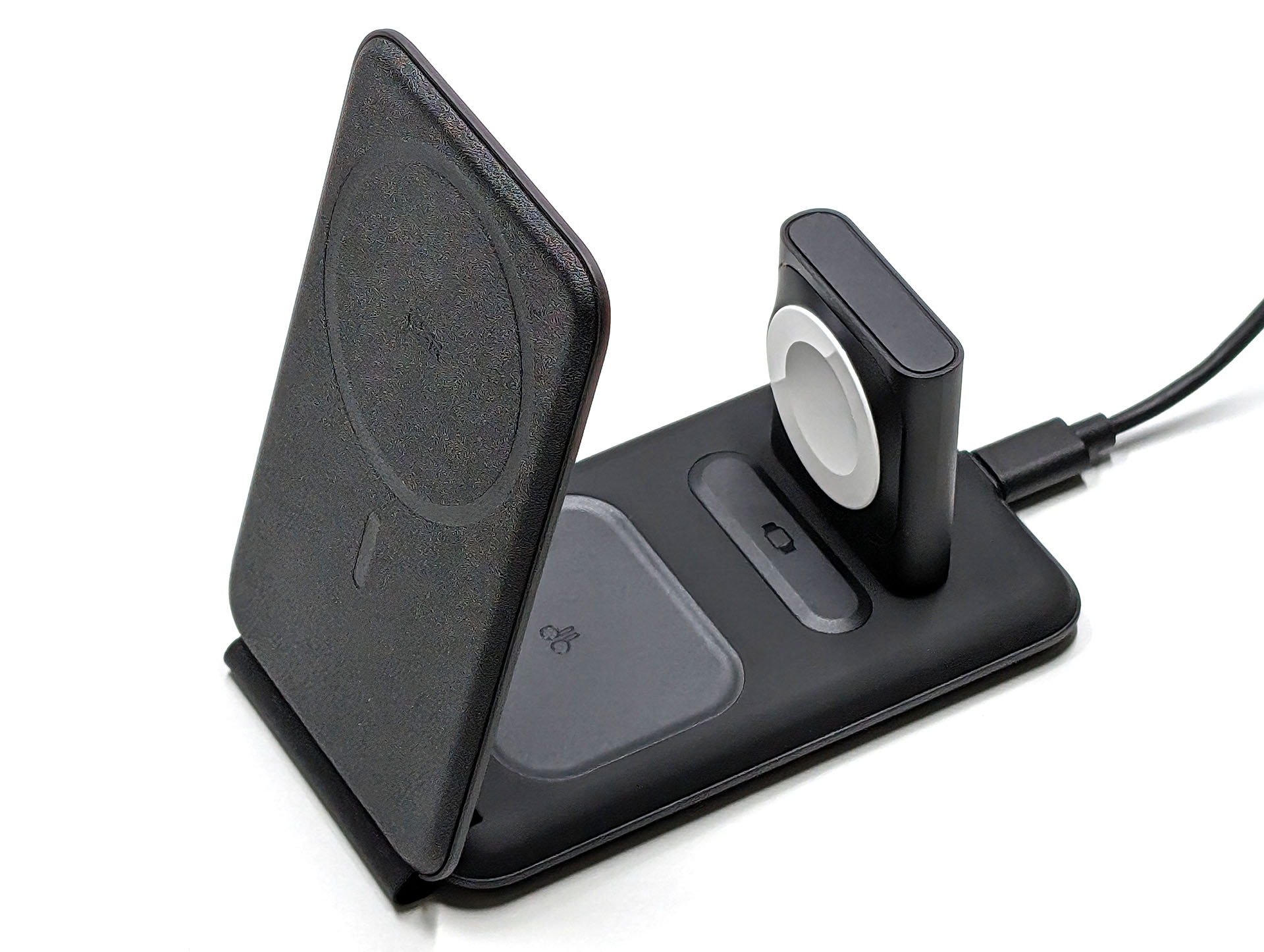 Apple Watch充電器は着脱式で端子はUSB-C。必要に応じてこのように合体させて使う。Apple Watch充電器のみを単体で（モバイルバッテリーなどと組み合わせて）使うこともできる。