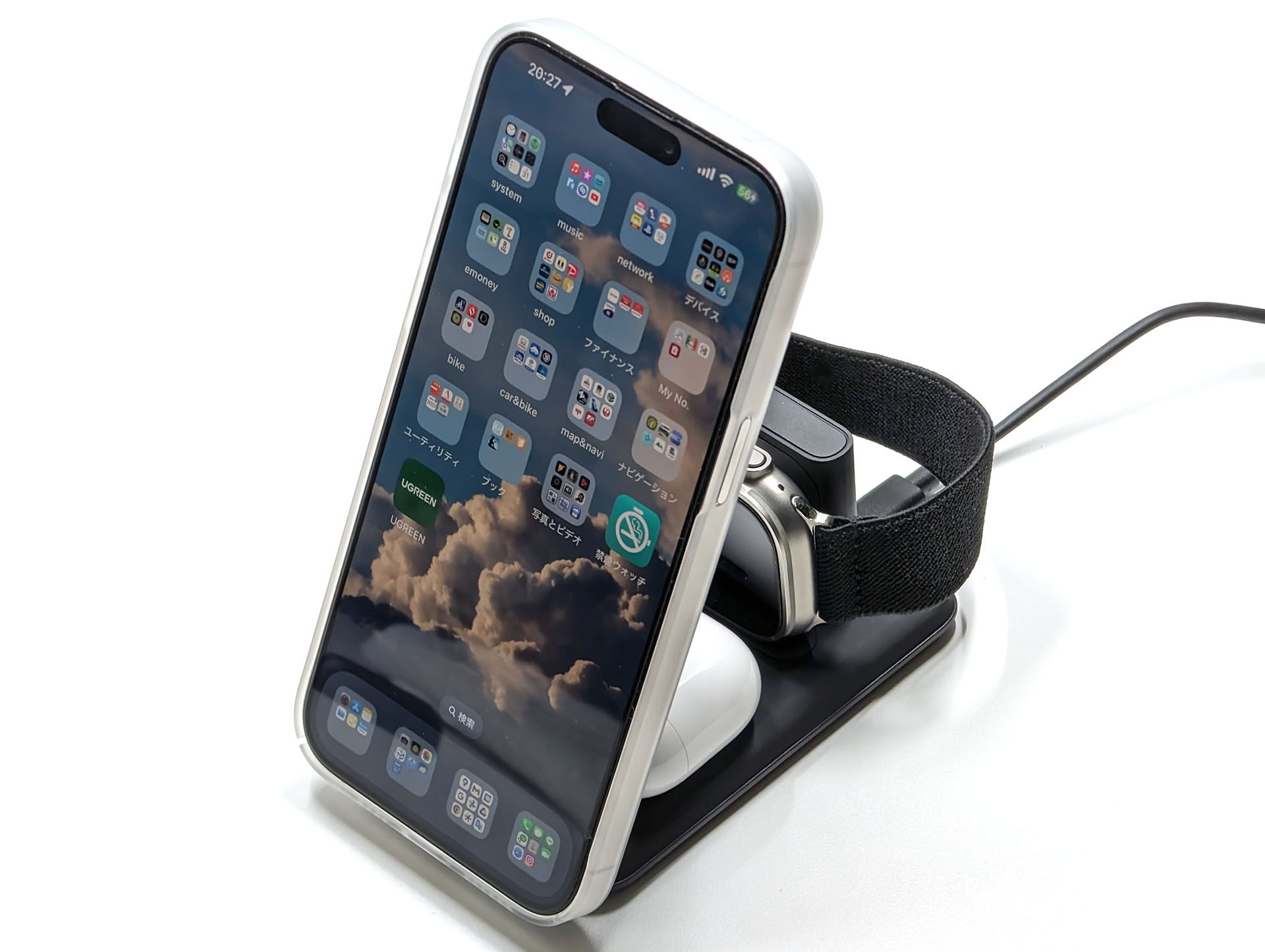 各種デバイスを充電中の様子。