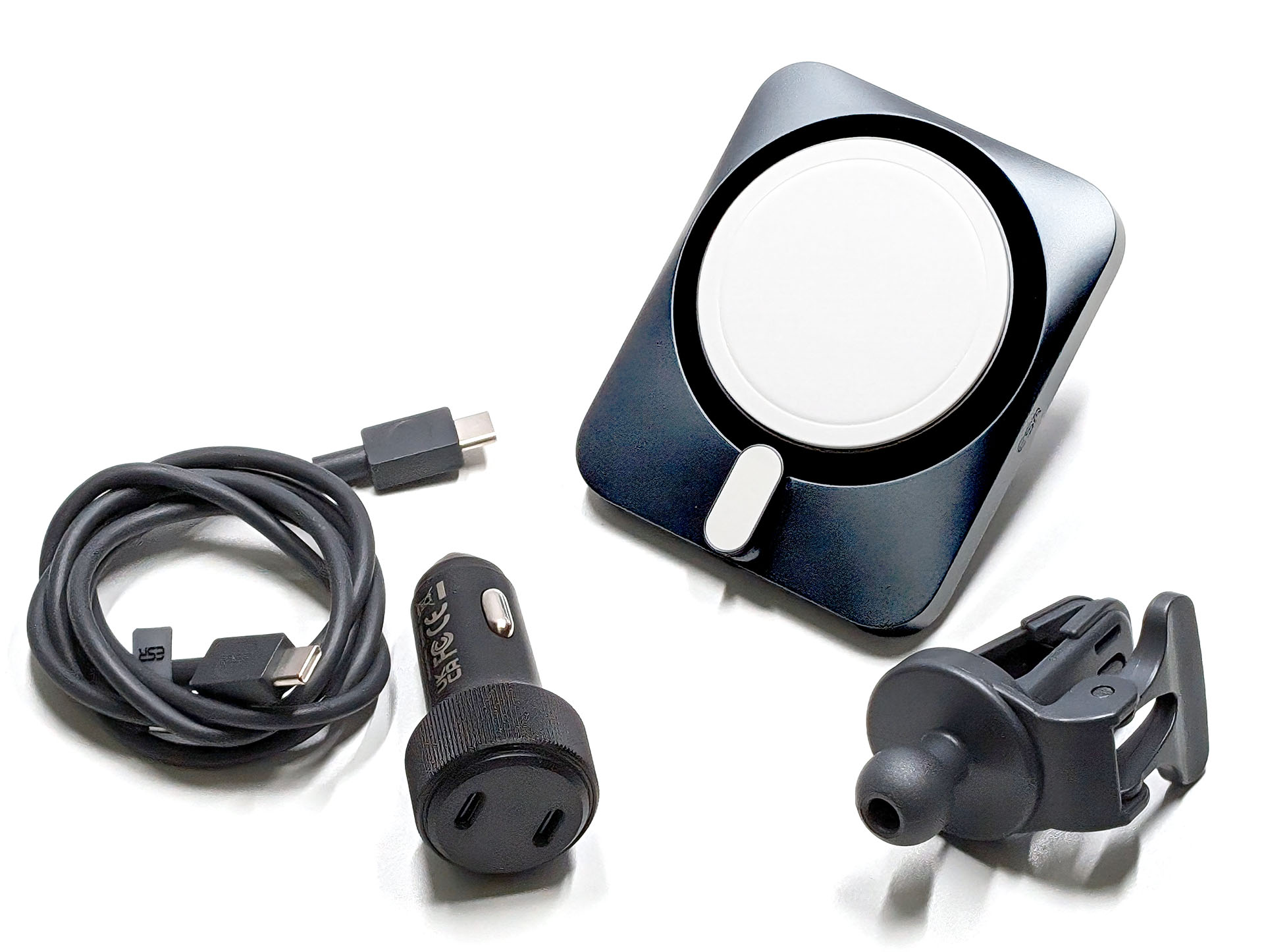 「ESR 15W CAR CHARGER WITH MagSafe」の同梱物一式。USB-Cケーブル、シガーソケットタイプのUSBチャージャー、MagSafe充電器とエアコン吹き出し口取り付け用パーツ。