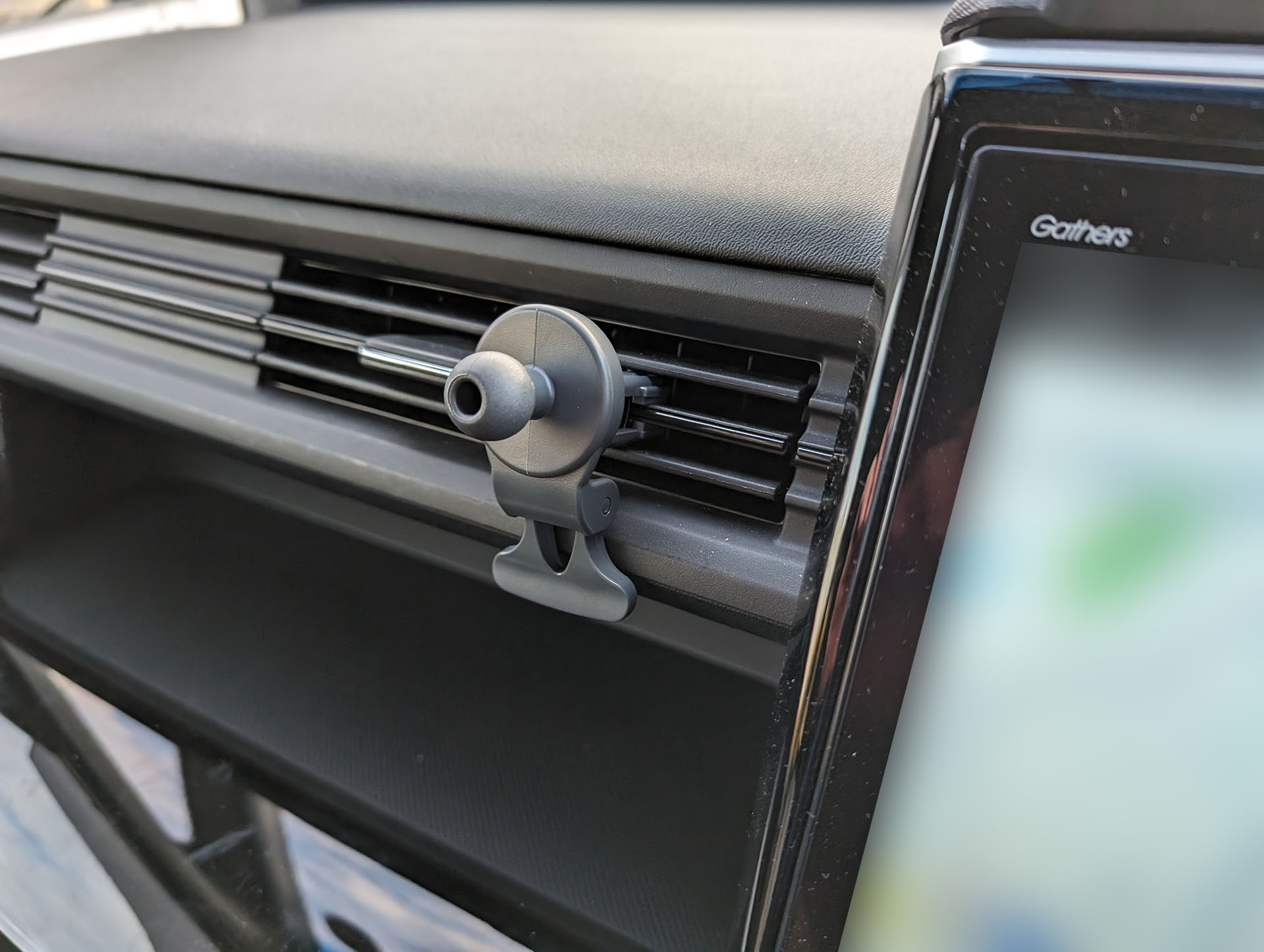 まずルーバー取り付け用パーツを装着。あっ！　かなり「噛む力」が強い！