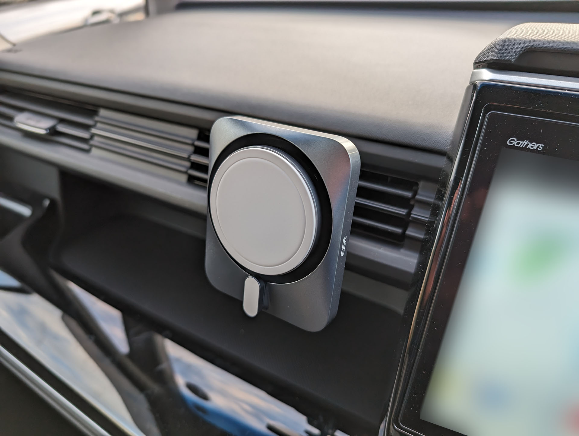 そこにMagSafe充電器をセット。