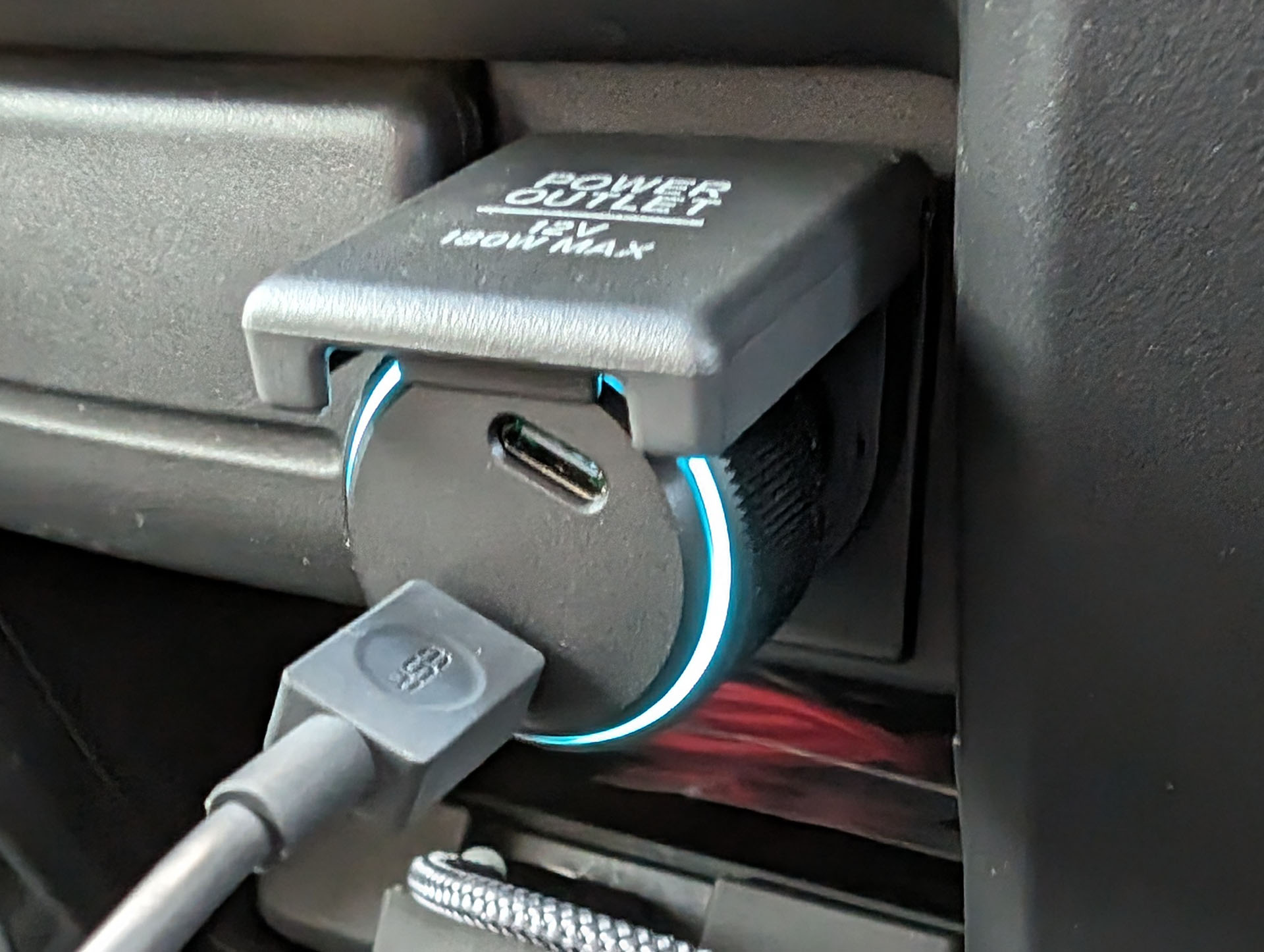 このチャージャー、シガーソケットにつなぐと青く光るのであった。