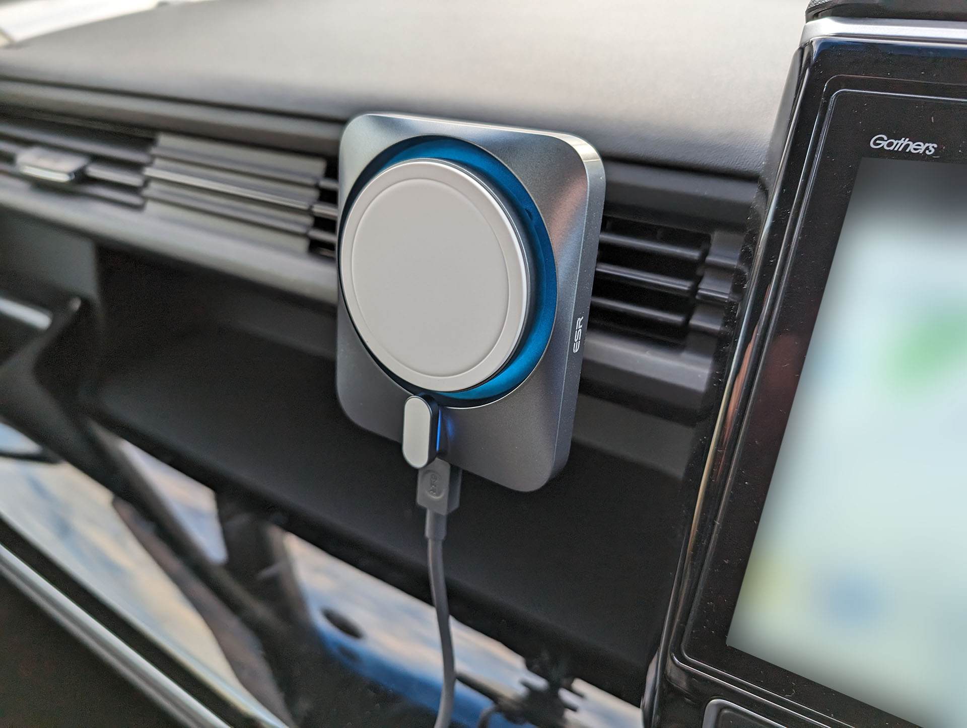 MagSafe充電器の充電W数は最大15W。通電するとCryoBoost機構部が青く光るのであった。