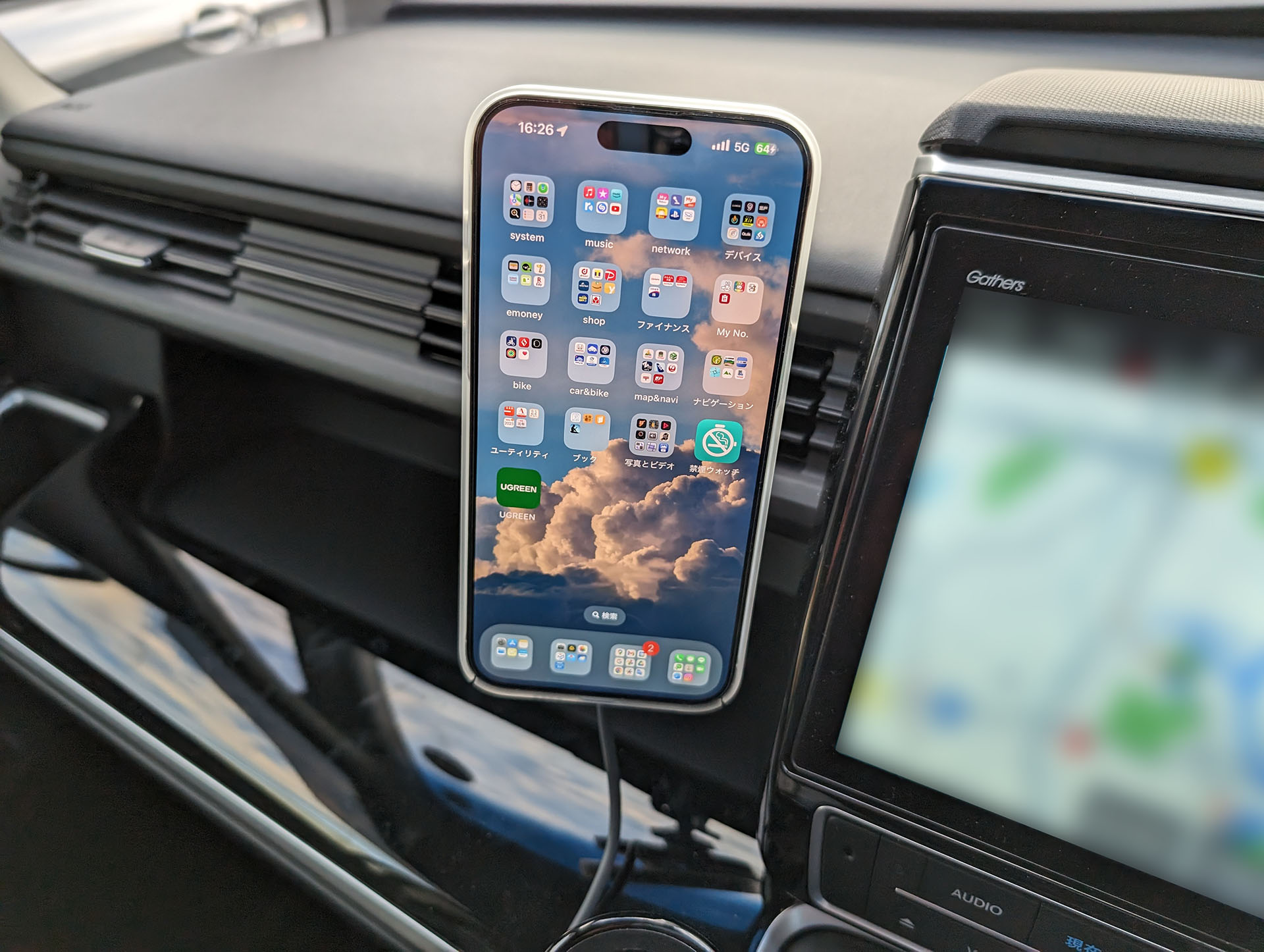 ルーバー取り付け用パーツの関節が可動で、端末の画面向きもわりと広範囲で変えられる。