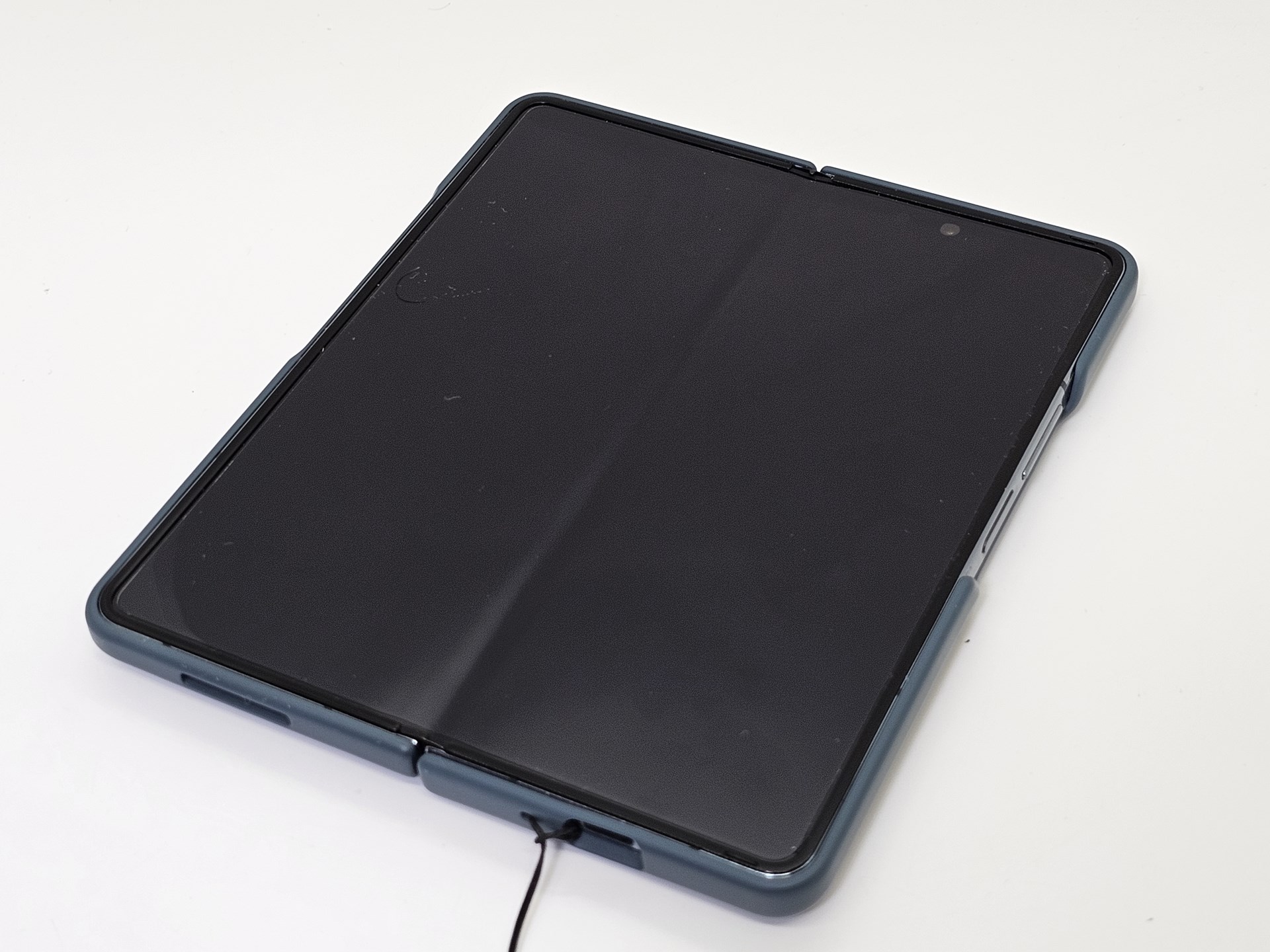 保護フィルムが交換されたGalaxy Z Fold4が戻ってきた