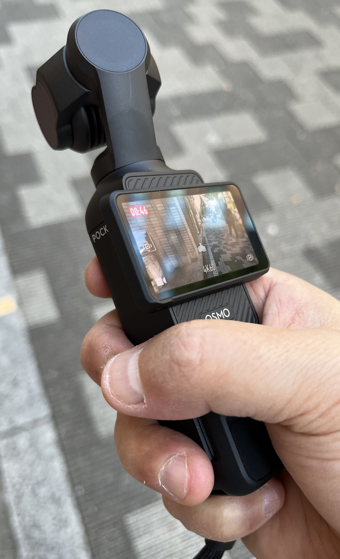 グリップなしだとどちらかと言えば手が小さい筆者でも小指が余ってしまう