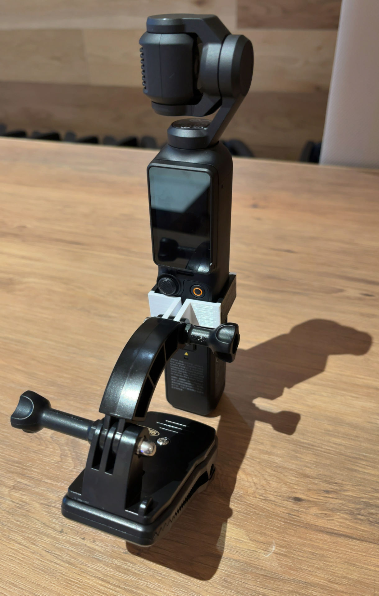 マウントだけ自作したバッグパックマウント。拡張バッテリありきになってしまったので設計し直したい