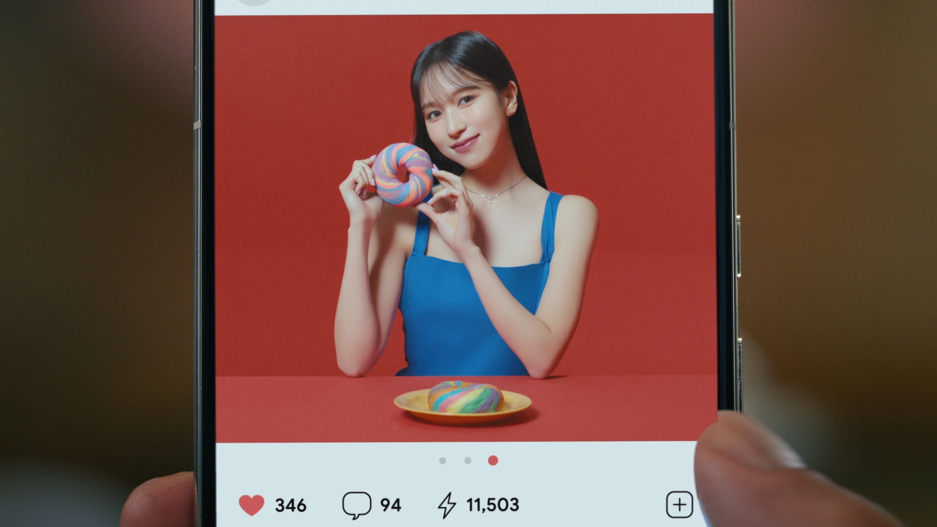 MINAの持つドーナツを「レンズ」で検索