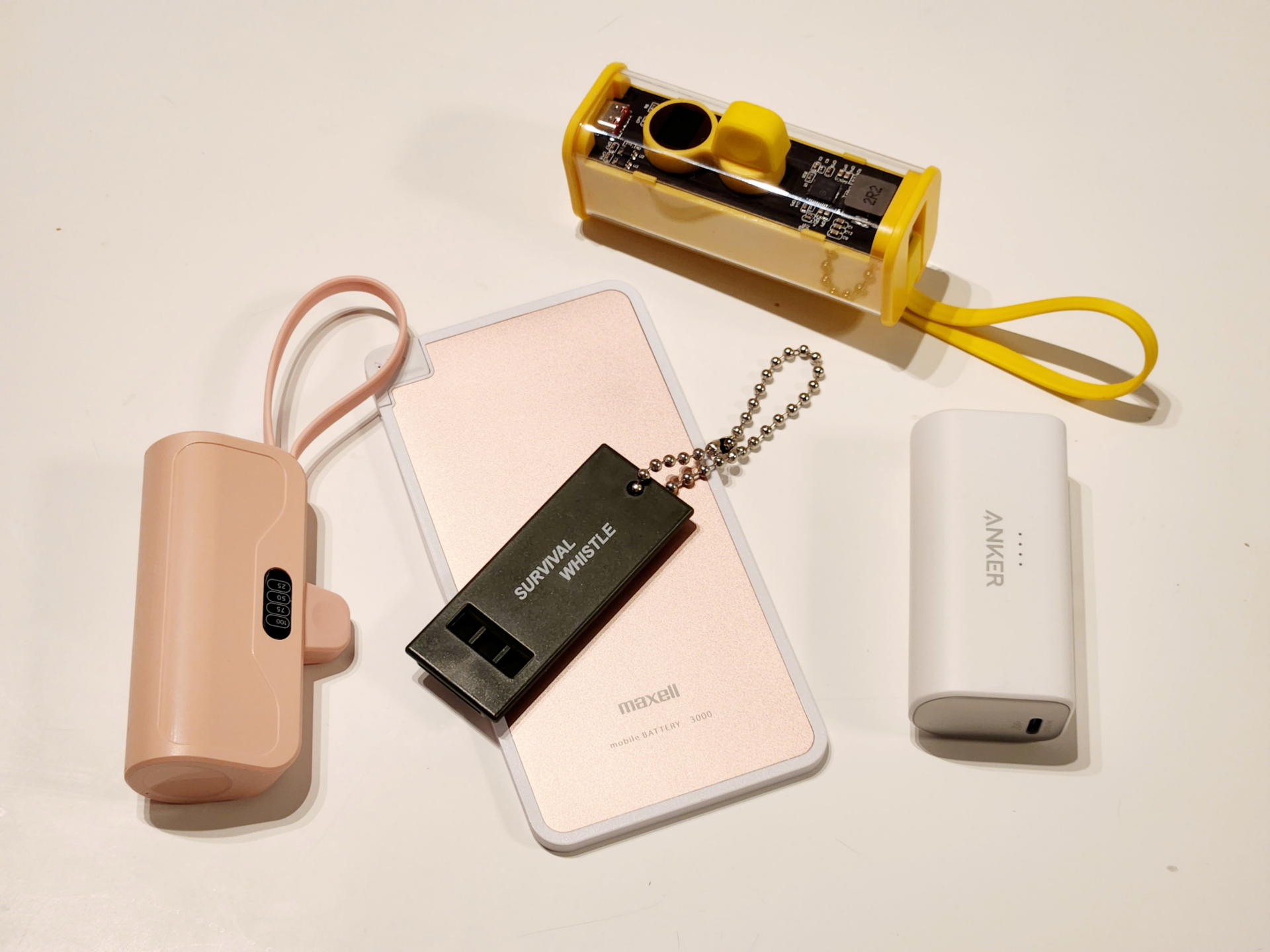 薄型やコンパクトなモバイルバッテリーもサバイバルホイッスルの良き相棒だ