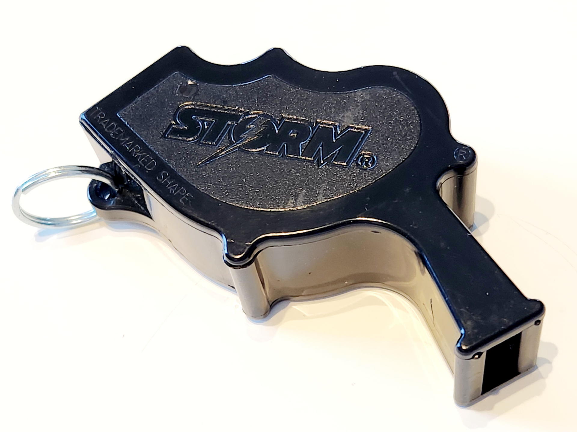 筆者が愛用している120dB出るというStormの黒い大型の笛と家族が愛用している少し小振りなWind Storm笛