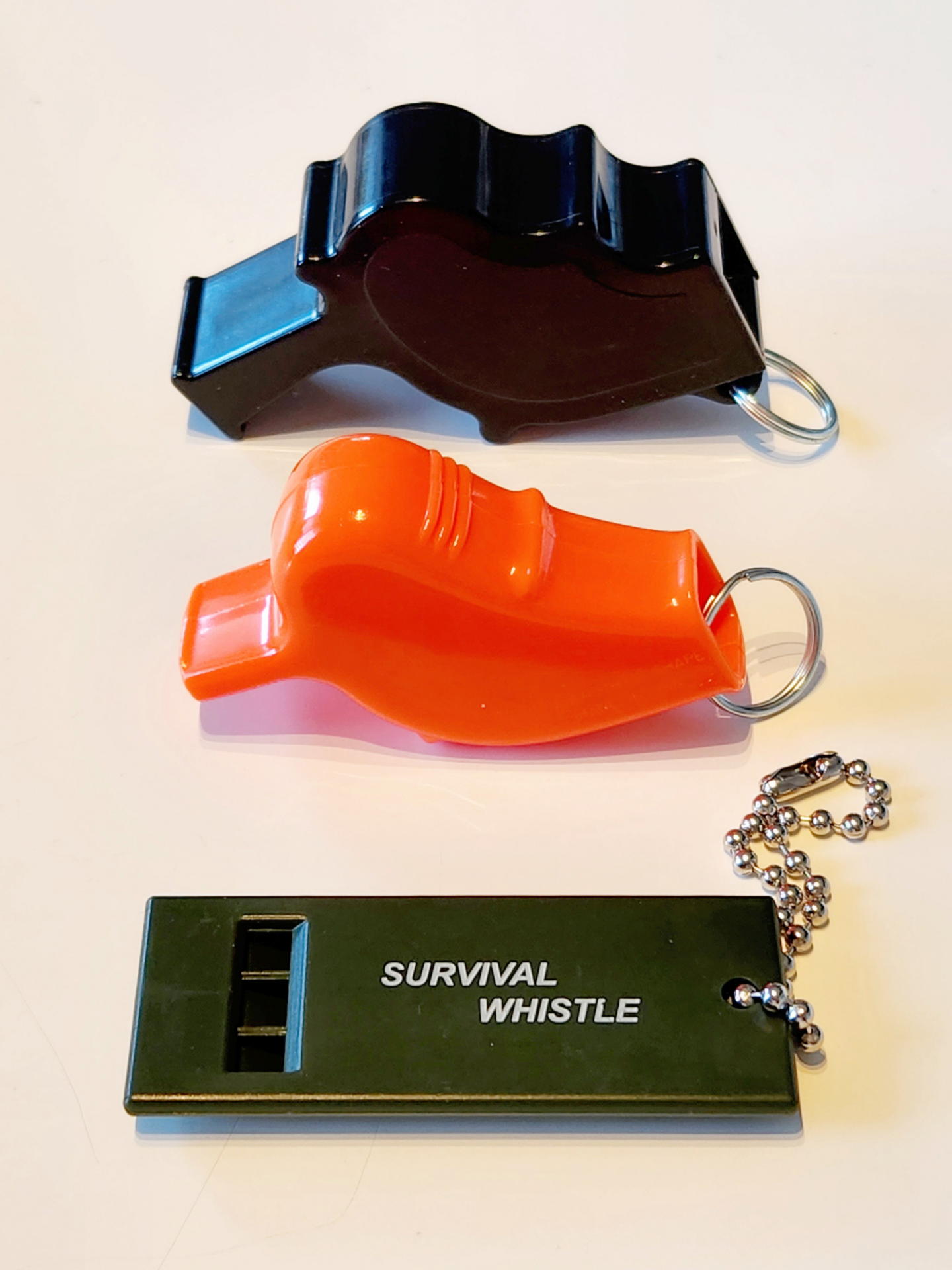 サバイバルや被災時対応用の笛は国内外でも極めて一般的な道具だ