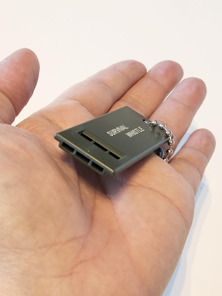 いつもの”アリエクスプレス”で超薄型の【サバイバル笛】を買った
