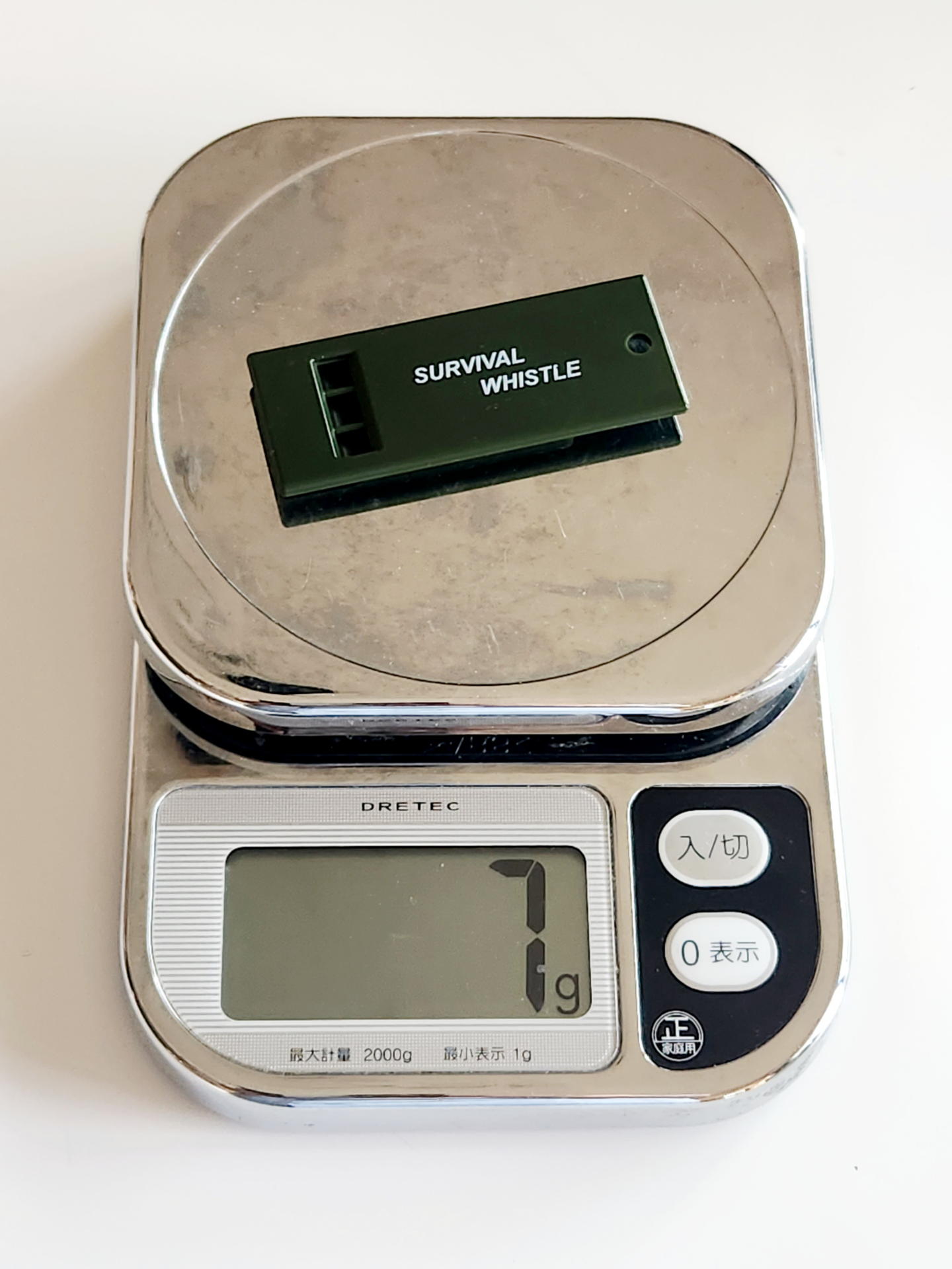 外形寸法は長さ70㎜幅27㎜厚さ8㎜ほど、重さは実測でたったの7gと極めてコンパクト＆軽量だ