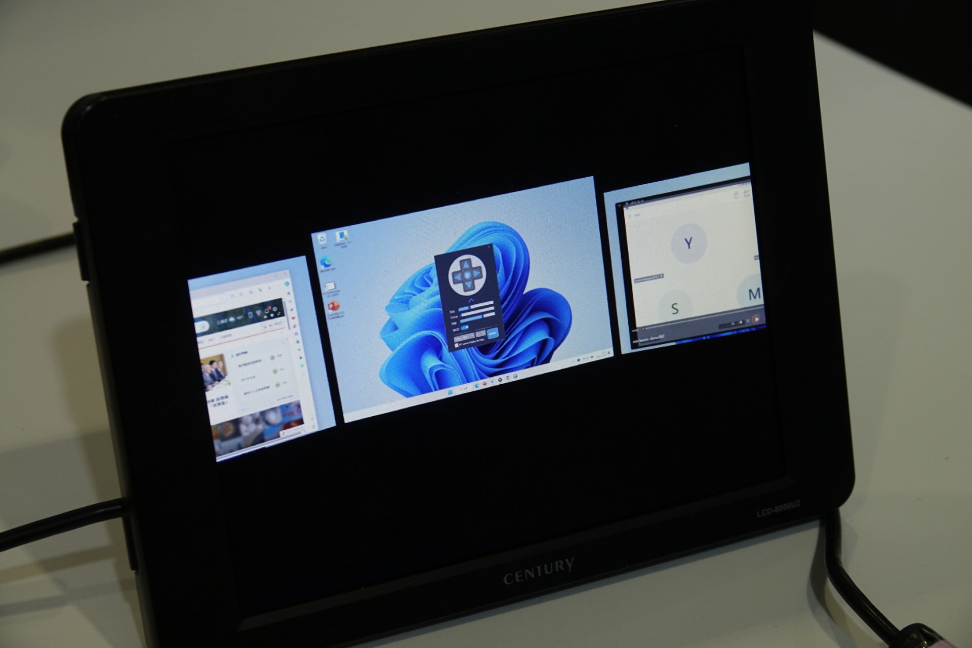 パソコンと連携するARグラス。パソコン左側のディスプレイはグラスに表示される内容を映し出している