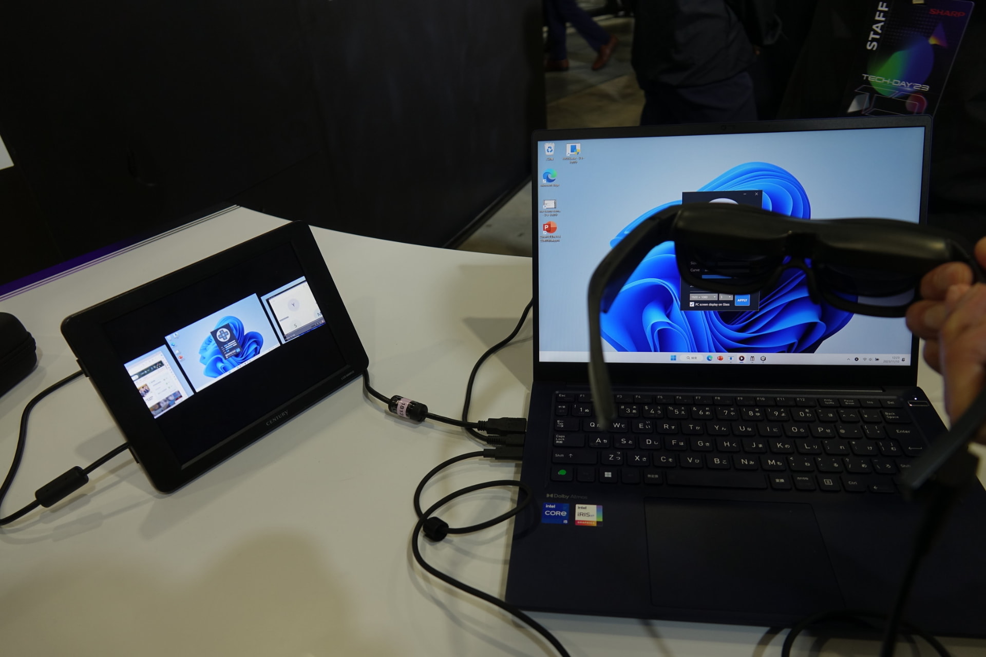 パソコンと連携するARグラス。パソコン左側のディスプレイはグラスに表示される内容を映し出している