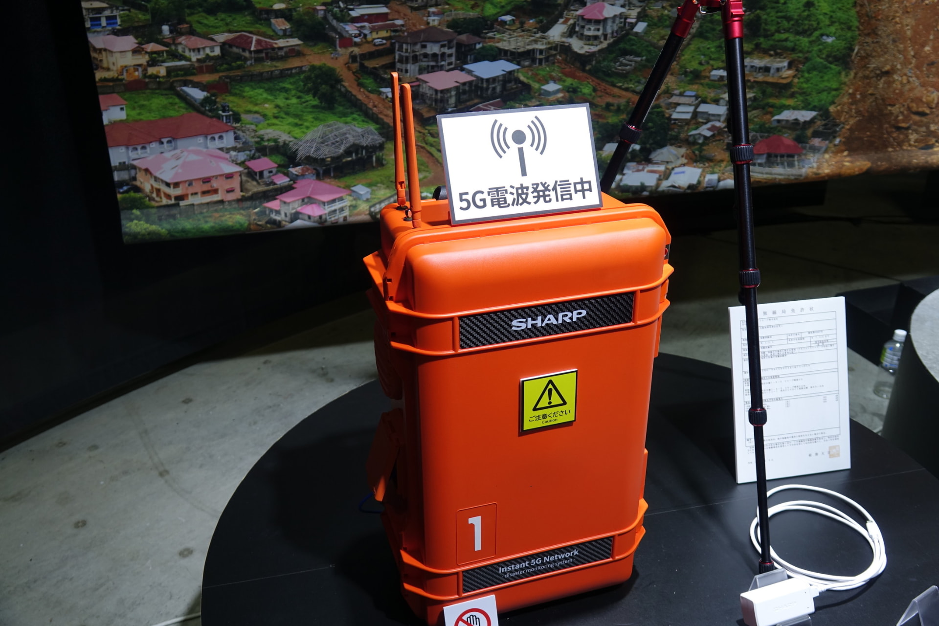 左＝本体。右＝デモ画面。人は赤枠で、車両は青枠で囲われており視認しやすい