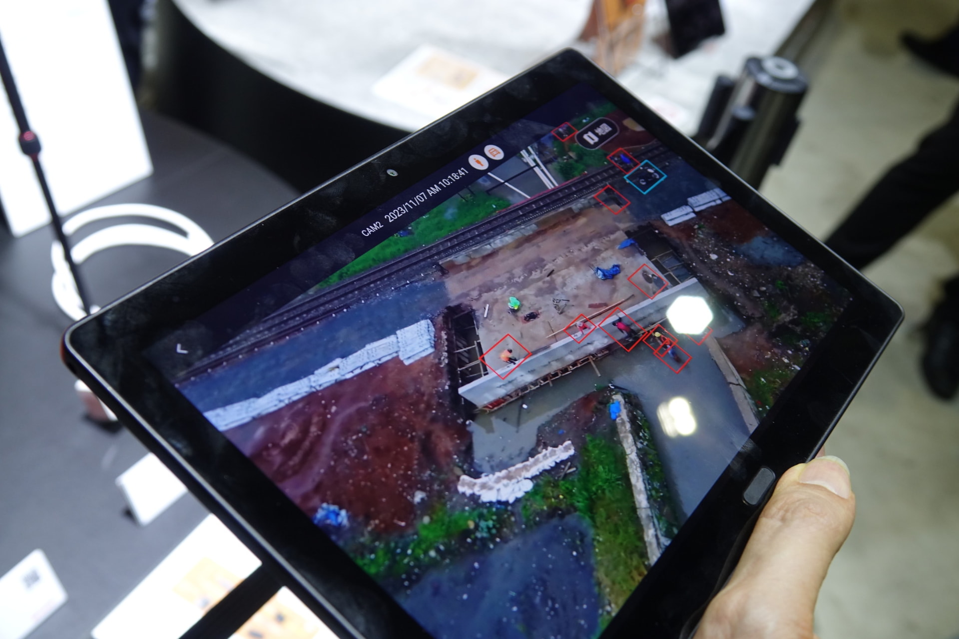 左＝本体。右＝デモ画面。人は赤枠で、車両は青枠で囲われており視認しやすい