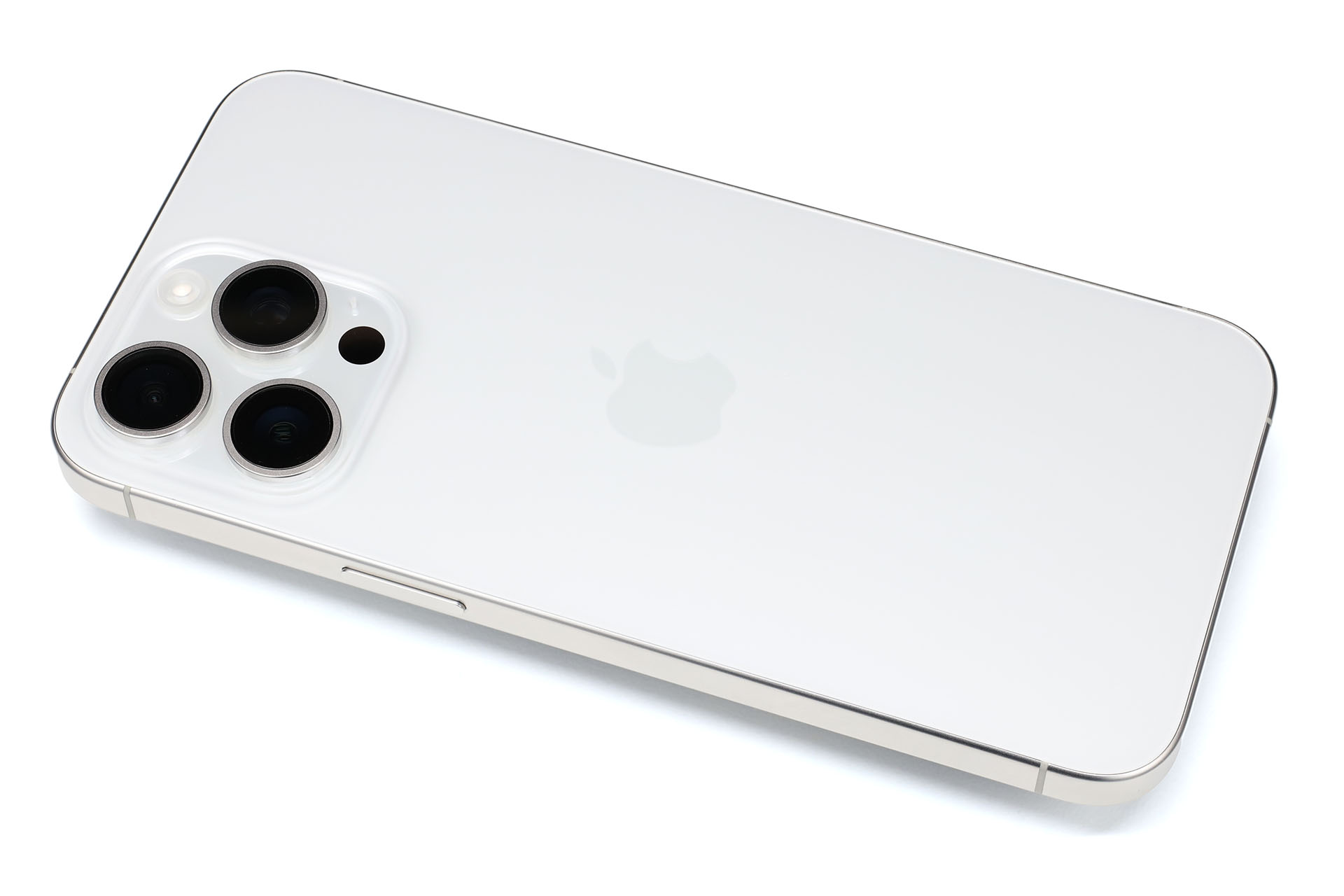 購入したiPhone 15 Pro Maxは容量256GBでカラーはホワイトチタニウム。価格は18万9800円だった。