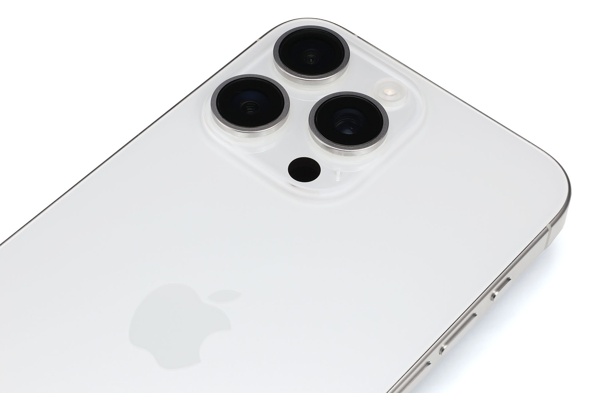 iPhone 15 Pro Maxは3つのカメラを搭載。超広角カメラ、メインカメラ、メインカメラの5倍の焦点距離をもつ望遠カメラだ。