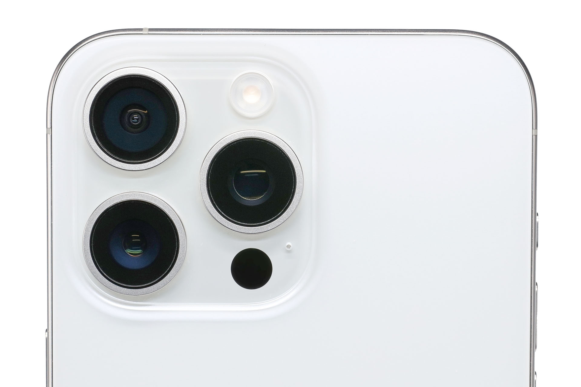 iPhone 15 Pro Maxは3つのカメラを搭載する。左上が13mm相当の超広角カメラ（マクロ撮影対応）。左下が24mm相当のメインカメラ（広角カメラ）でセンサーシフト光学式手ぶれ補正搭載。右が120mm相当の望遠カメラで3Dセンサーシフト光学式手ぶれ補正とオートフォーカスを搭載。