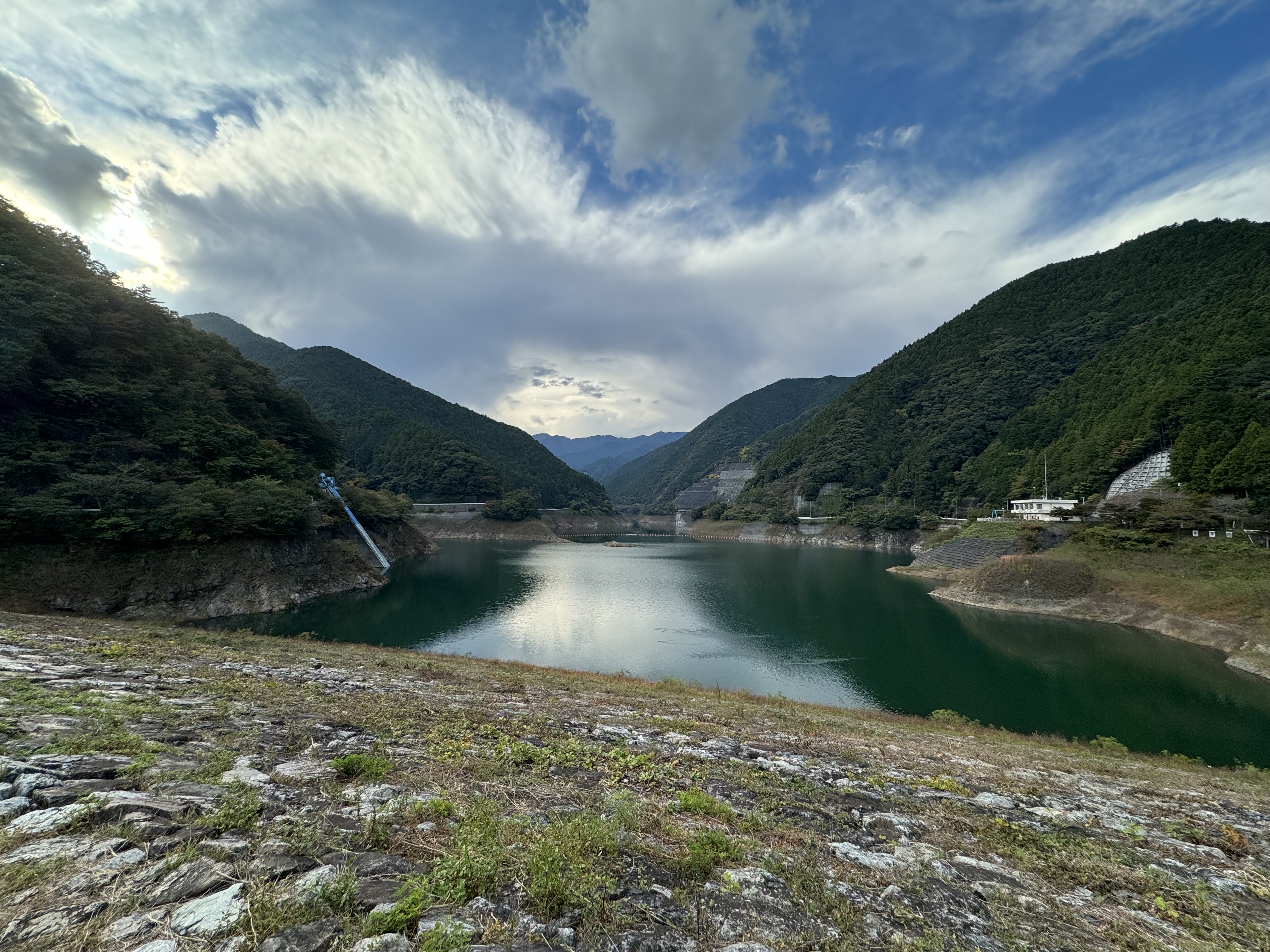 風景を撮影。超広角（「0.5×」/13mm相当）での撮影。ダイナミックな雰囲気で深みのある発色になった。