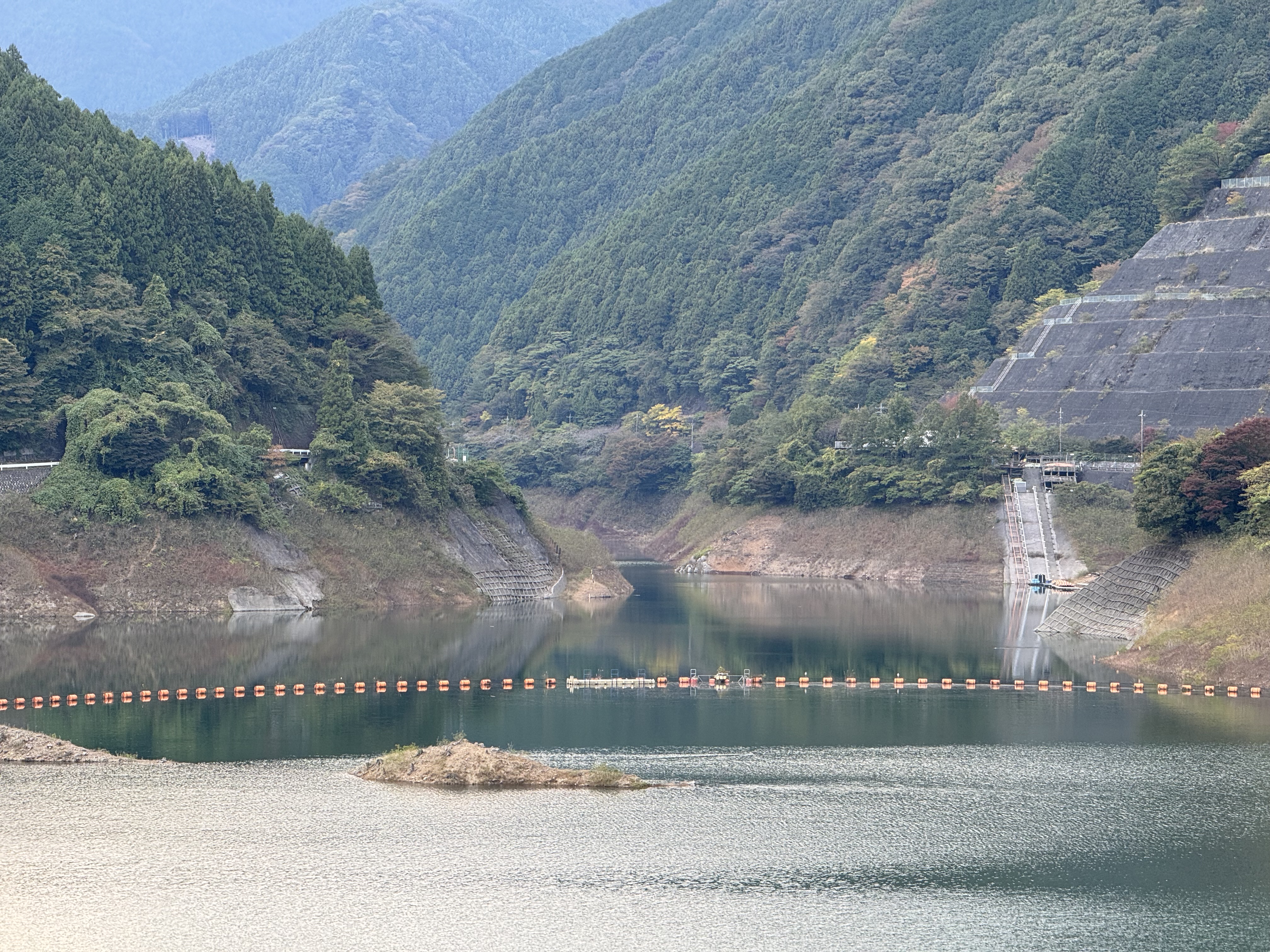 メインカメラの5倍の焦点距離がある望遠カメラ（120mm相当）での撮影。見えなかった遠くの要素がしっかり見えてくる。ただこちらも露出オーバー気味と感じられる。明るい空が入ってないからだと思われる。