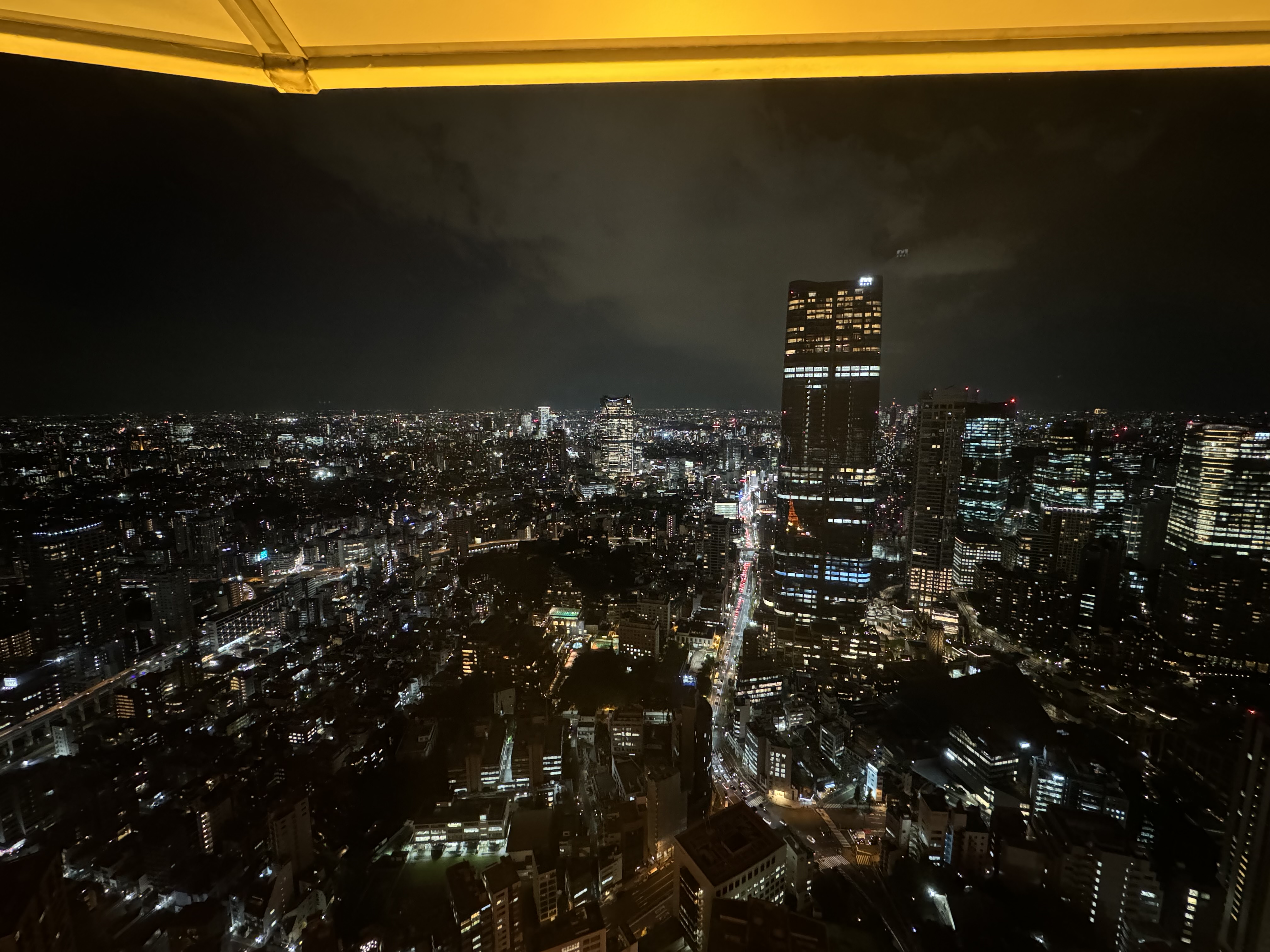 こちらは夜景。超広角「0.5×」による写真。