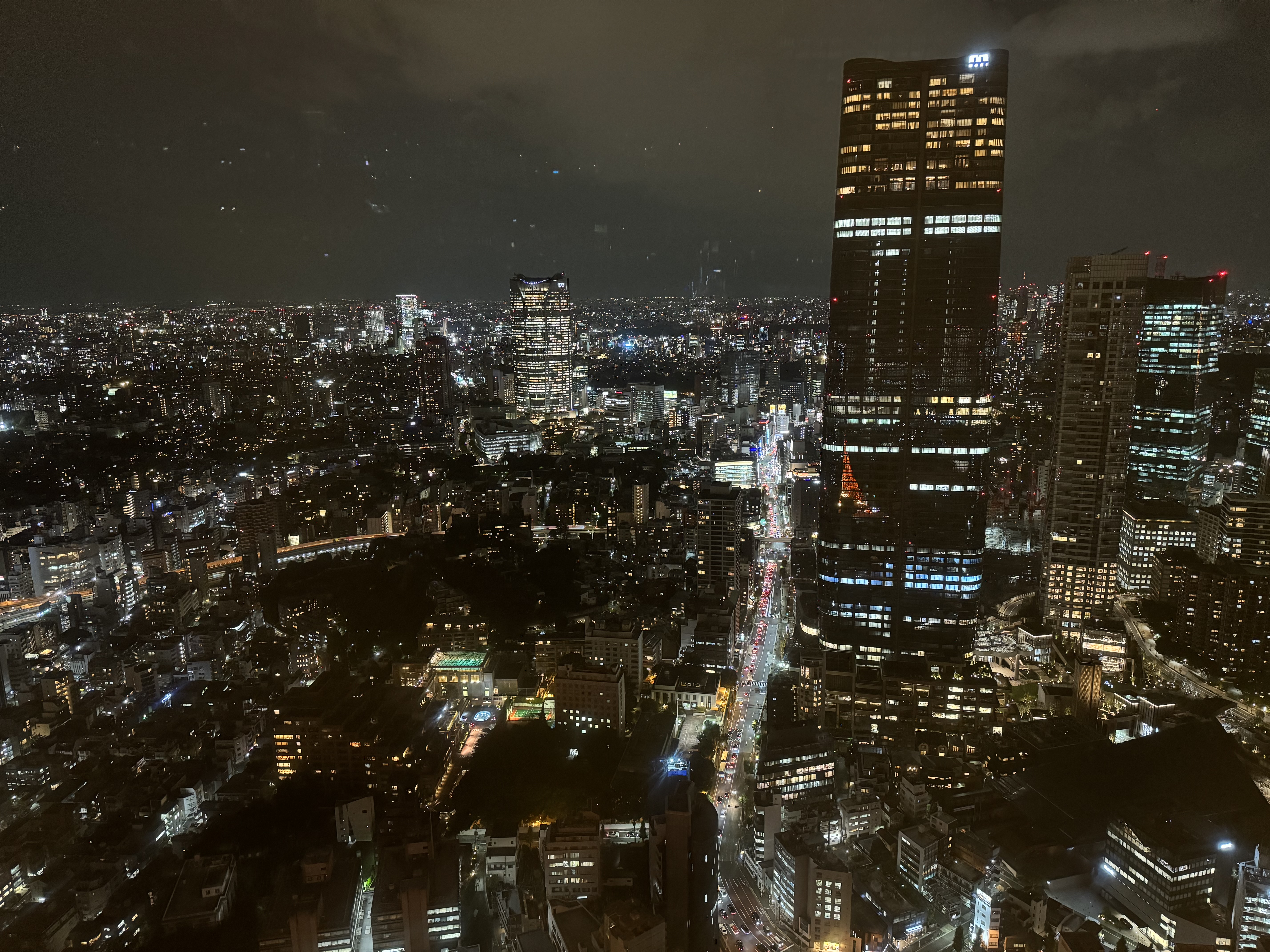 メインカメラ広角「1×」での撮影。窓への写り込みはご愛嬌。