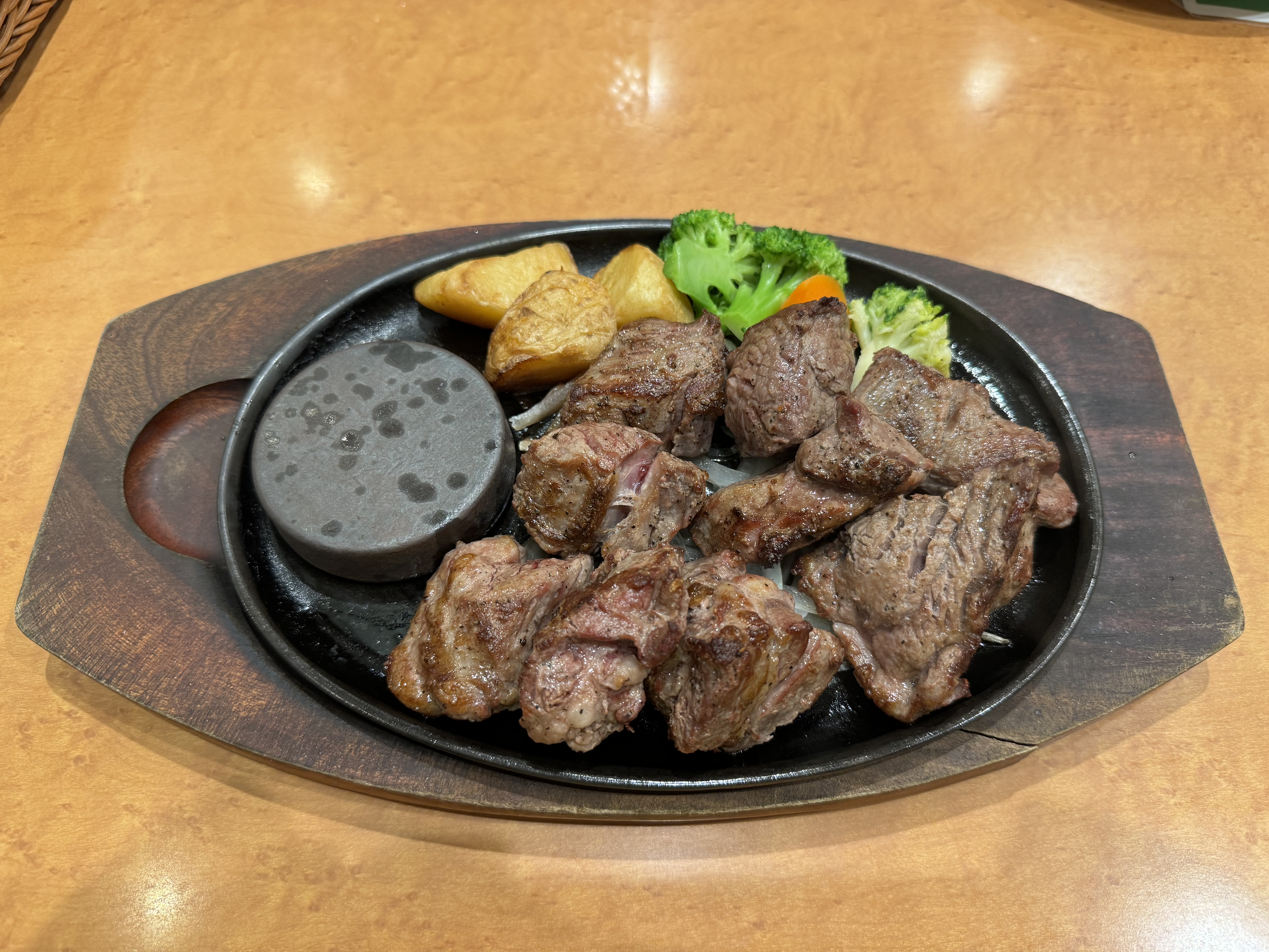 これもメインカメラ広角「1×」で撮影。肉の表面の油の粒までクッキリと。このメインカメラすごーい！