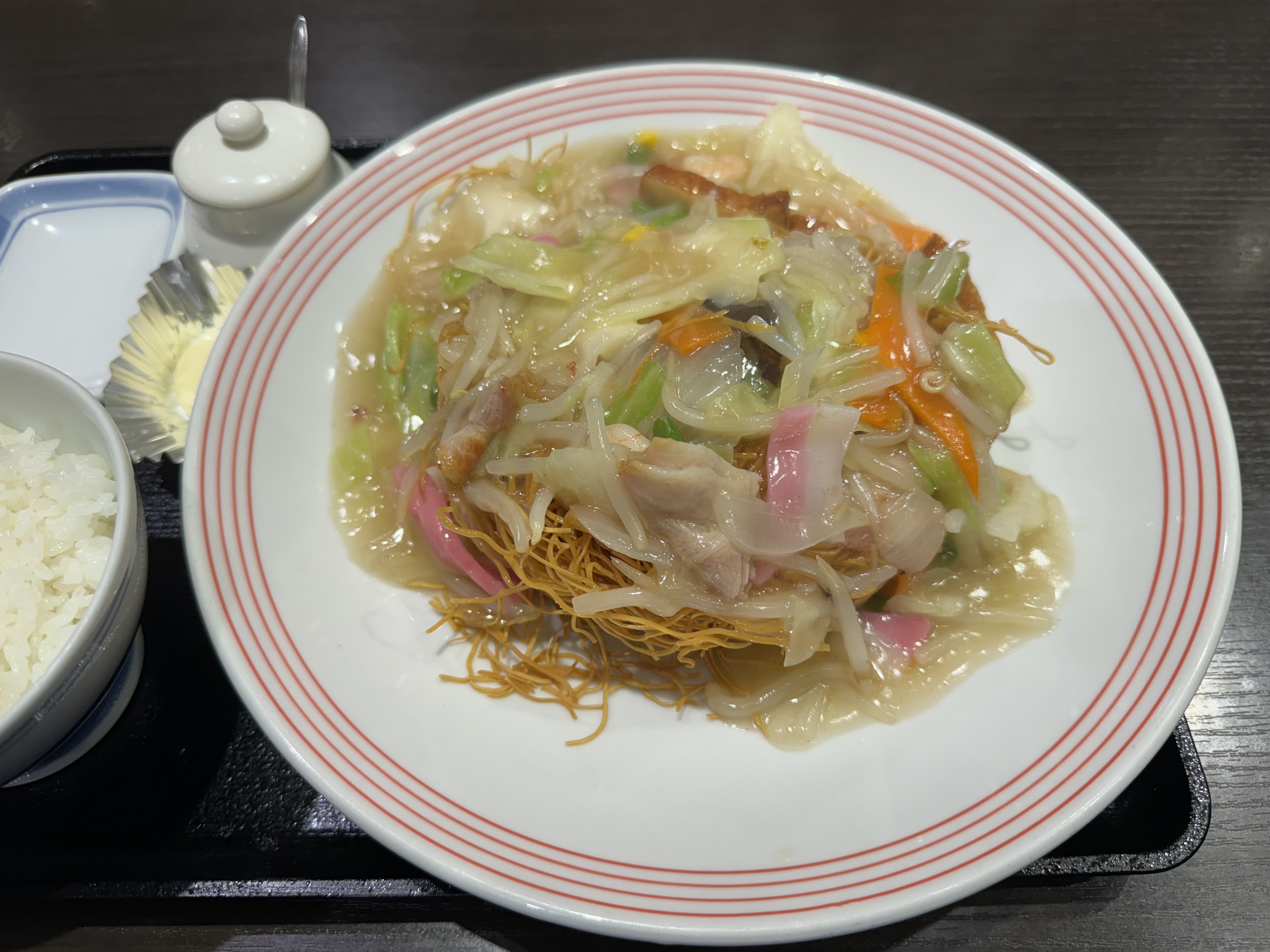 風景などは「やや盛った色のり」になりがちだと感じたが、食べ物はわりと自然な発色になるように思う。