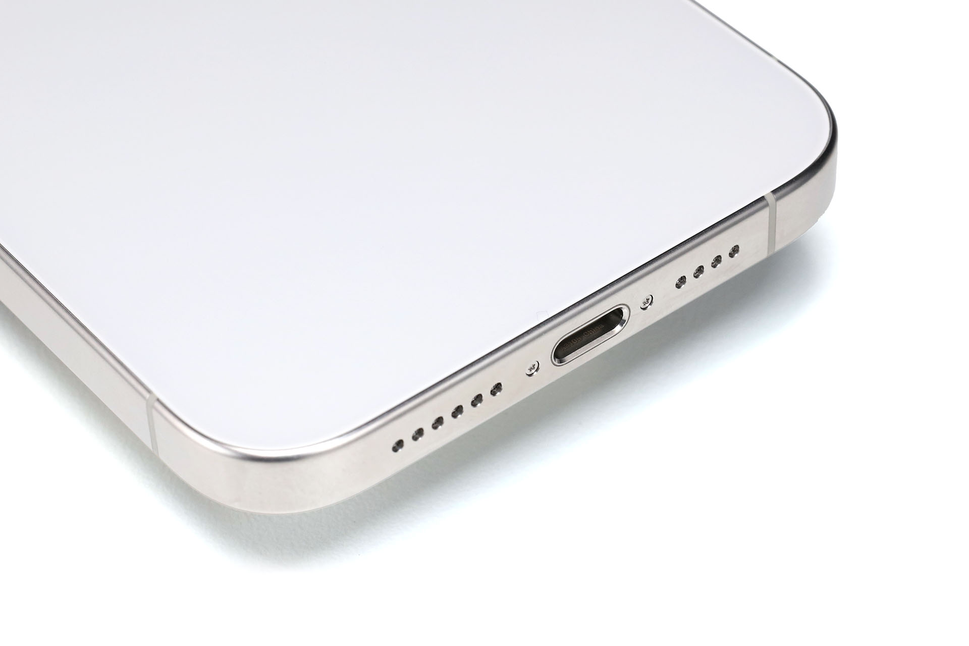 iPhone 15シリーズのコネクターはUSB-C。高出力のUSB-C/ACアダプターを使えば高速充電ができる。